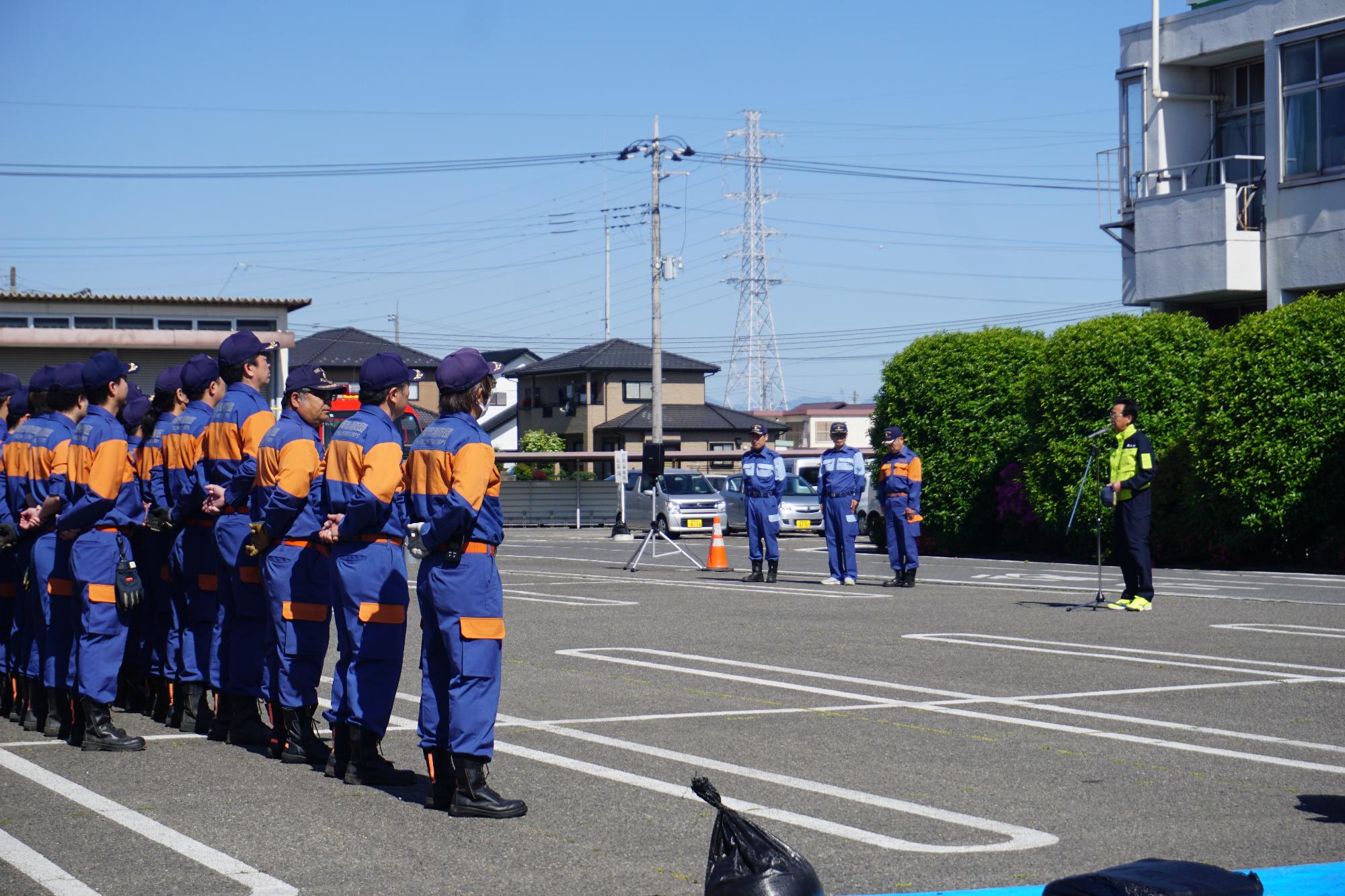R08消防団水防工法実技訓練で挨拶する新井市長