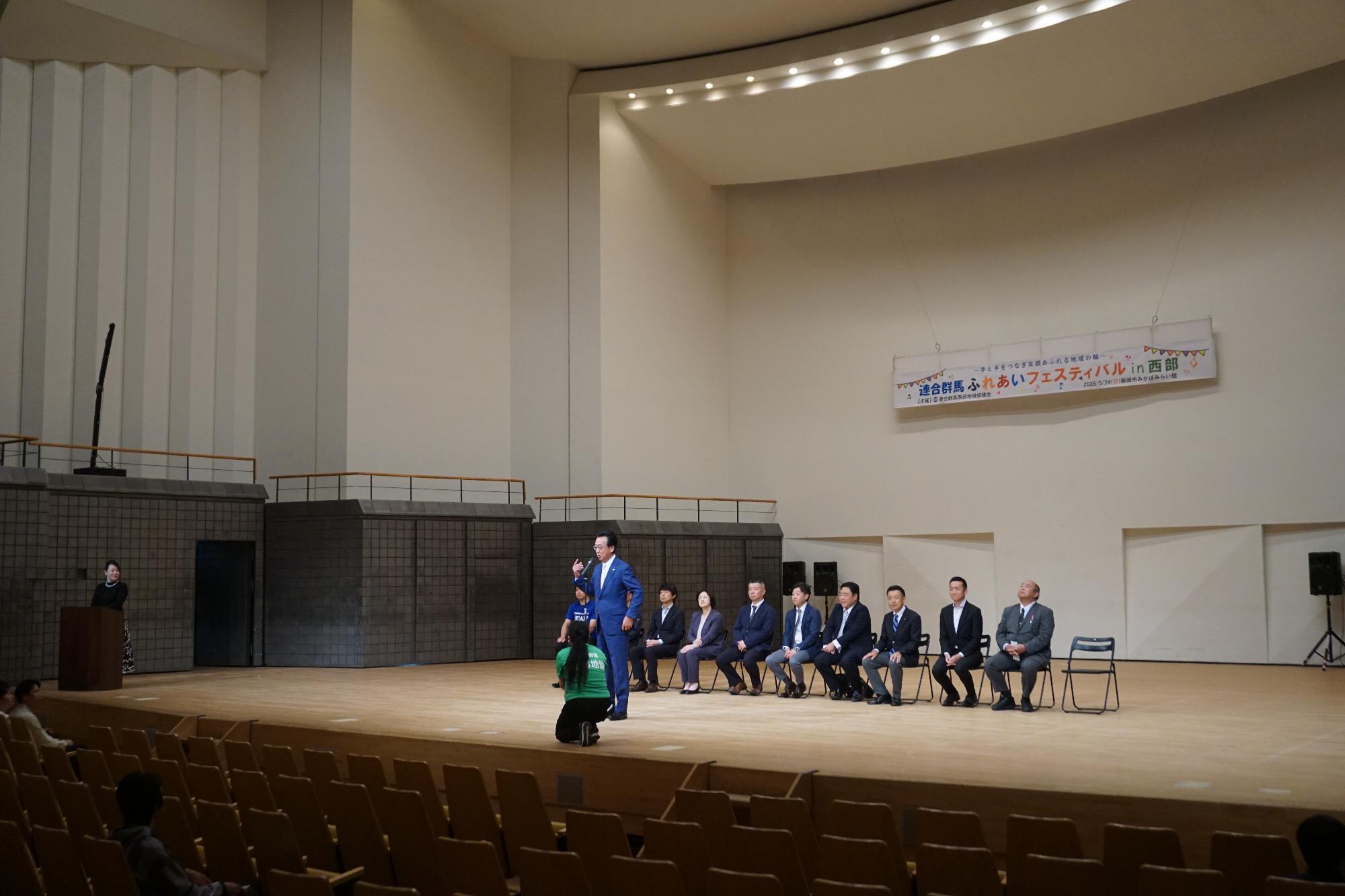 R08連合群馬フェスティバルで挨拶する新井市長