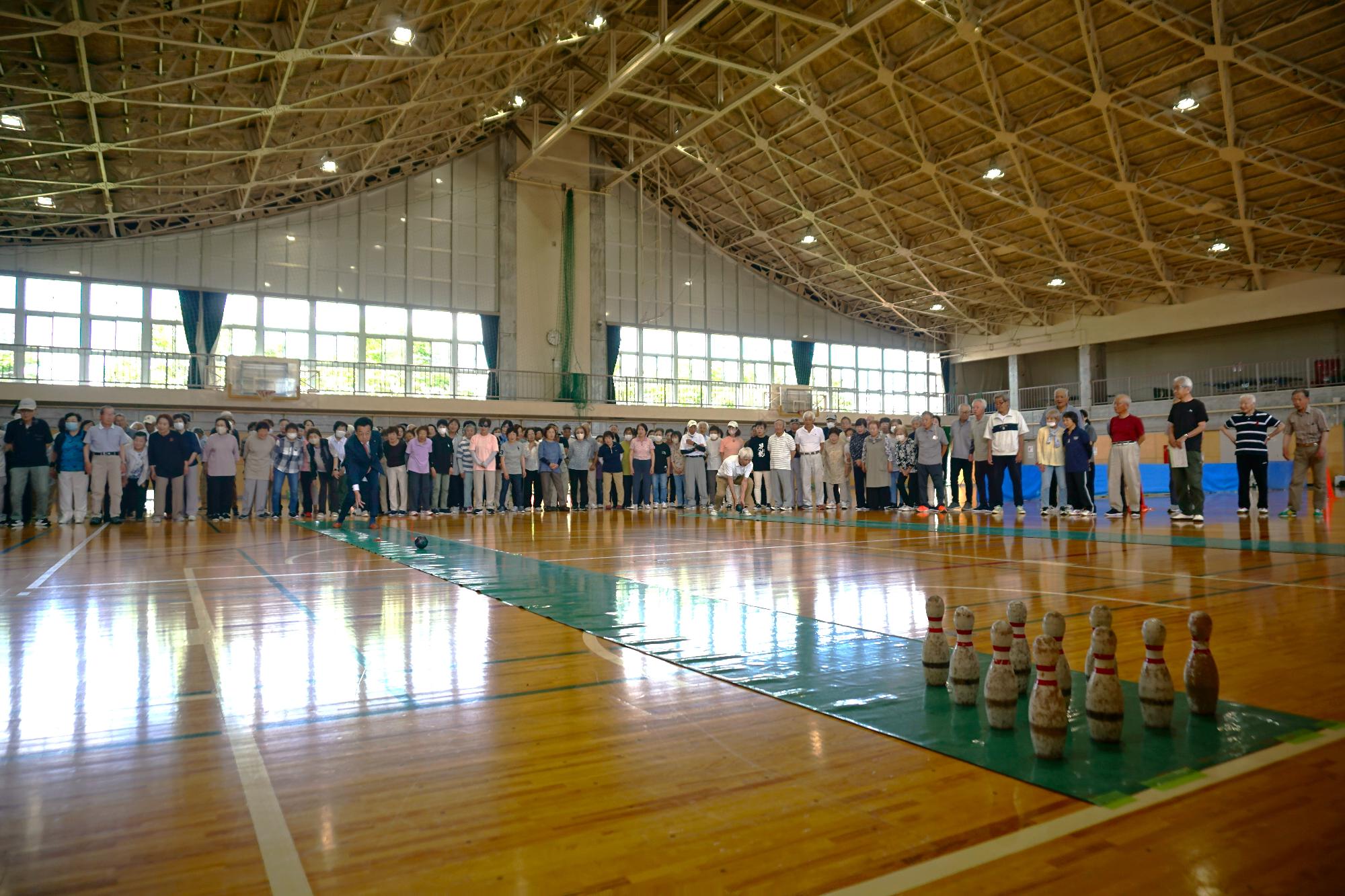 R08藤寿クラブ軽スポーツ大会での始球式の様子