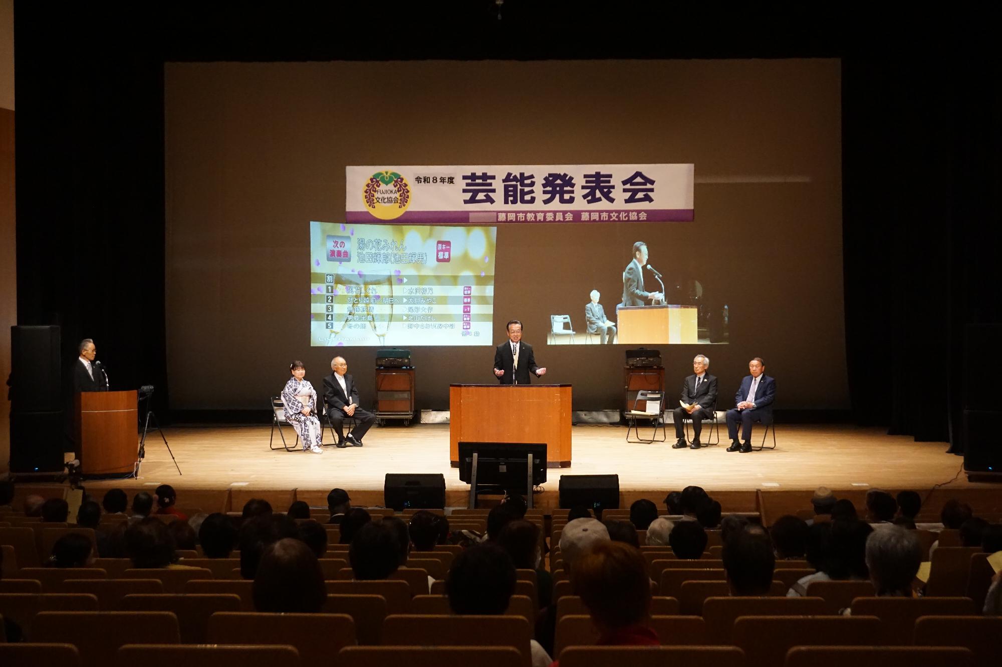 R08文化協会芸能発表会で挨拶する新井市長