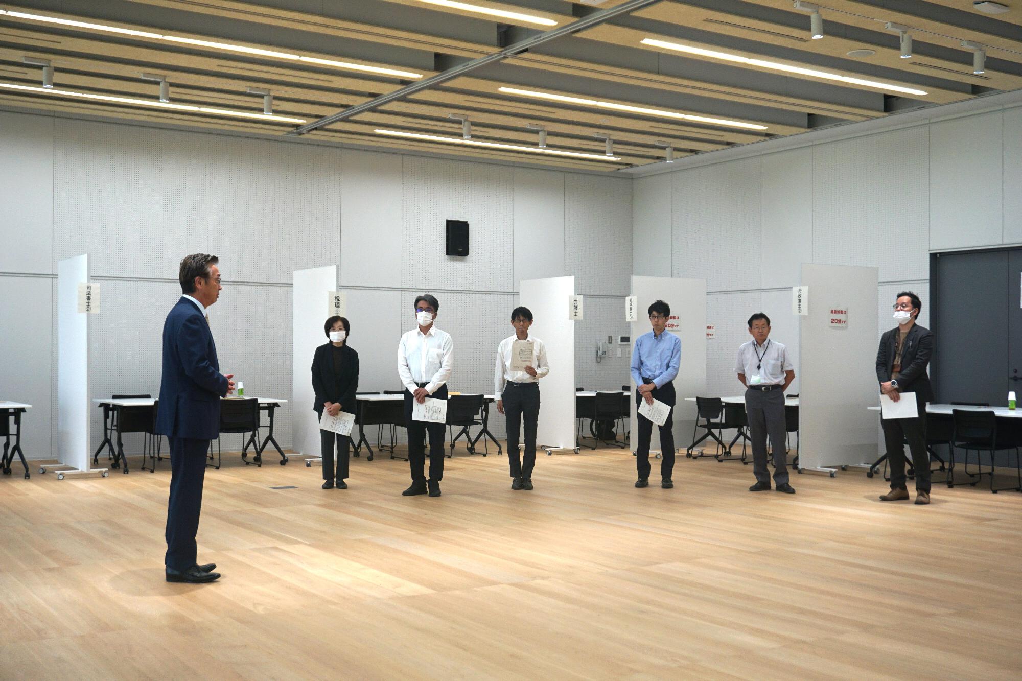 R08藤岡一日合同行政相談所開会式で挨拶する新井市長