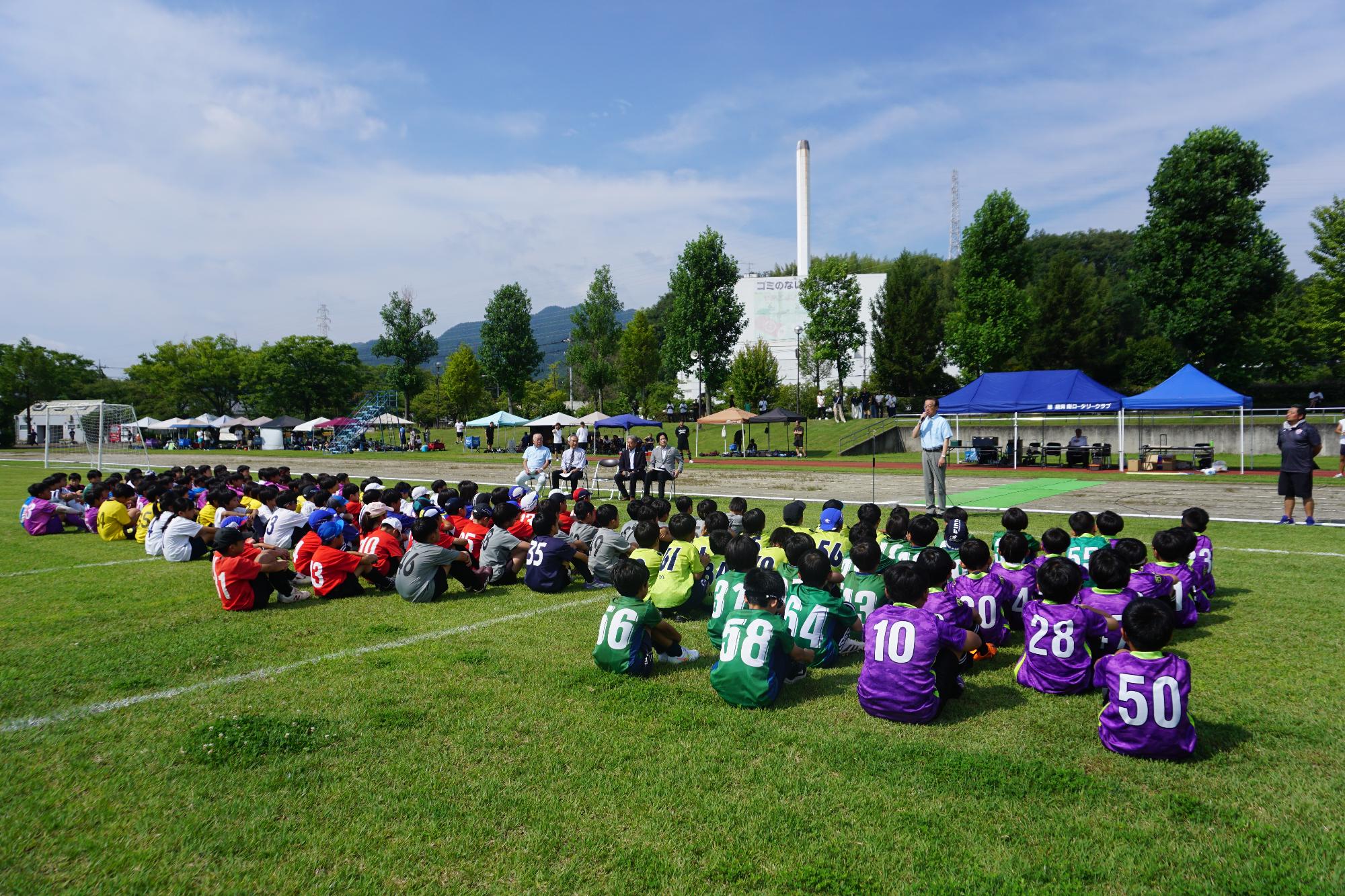 R08藤岡南RC少年サッカー大会開会式で挨拶する新井市長