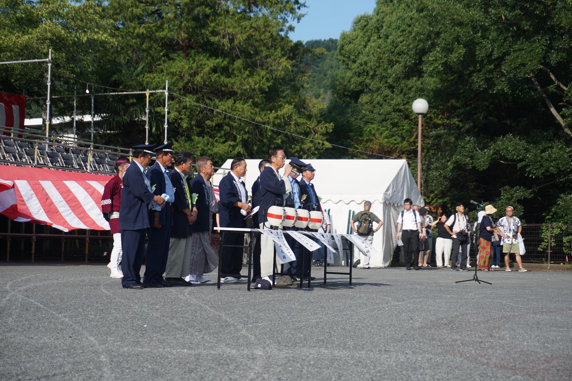 R08鬼石夏祭りで挨拶する新井市長