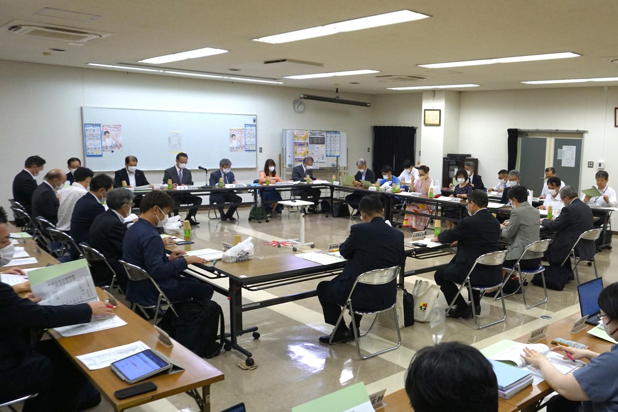 R08多野藤岡地域保健医療対策協議会会議の様子