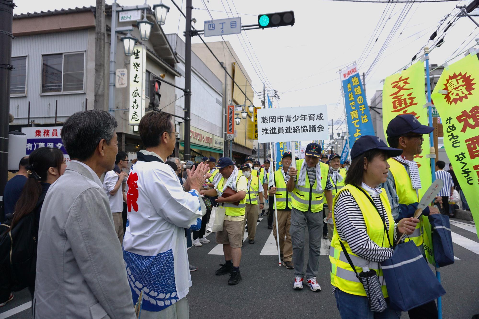 R08藤岡祭り市民パレードの様子