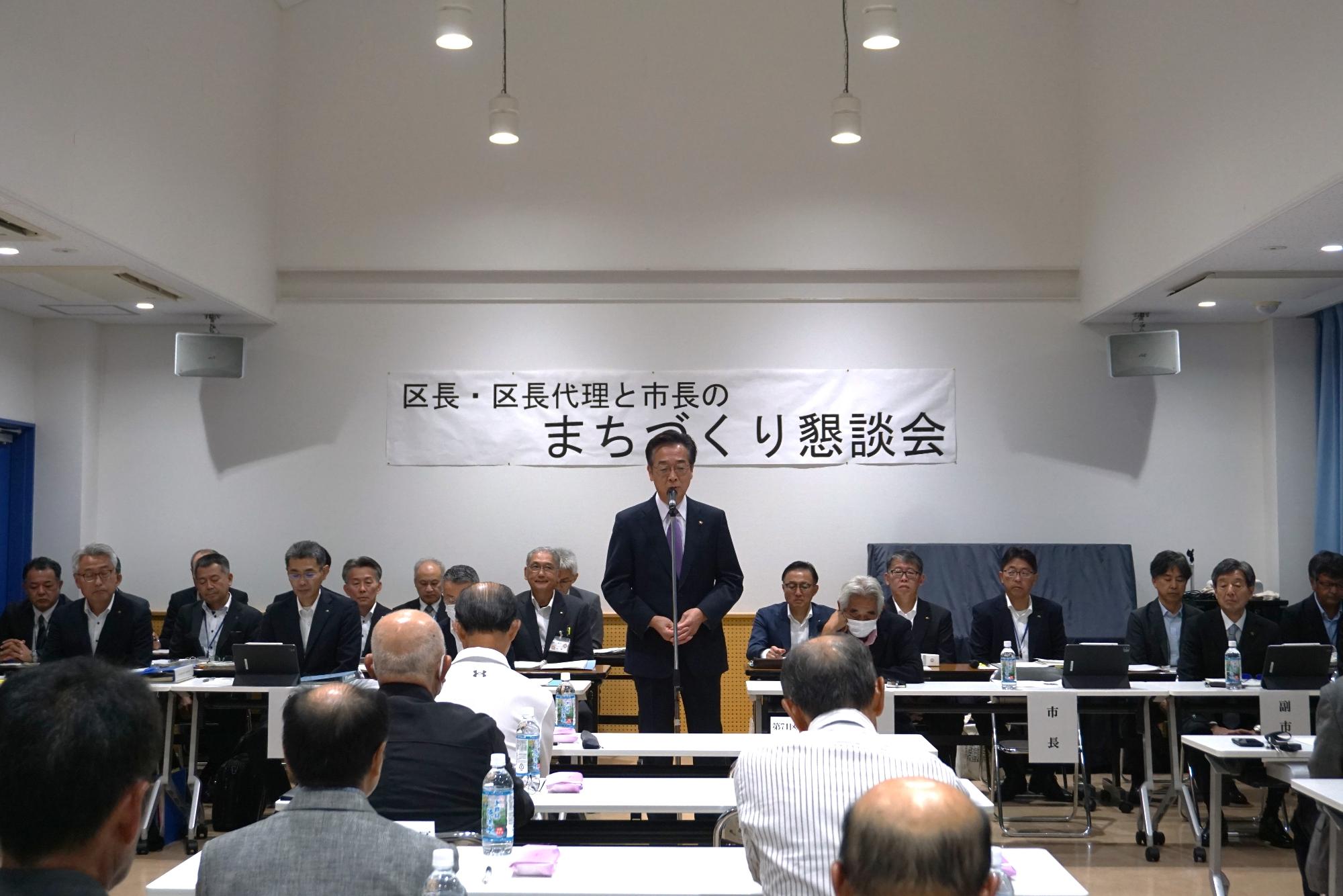 R08まちづくり懇談会鬼石地区で挨拶する新井市長