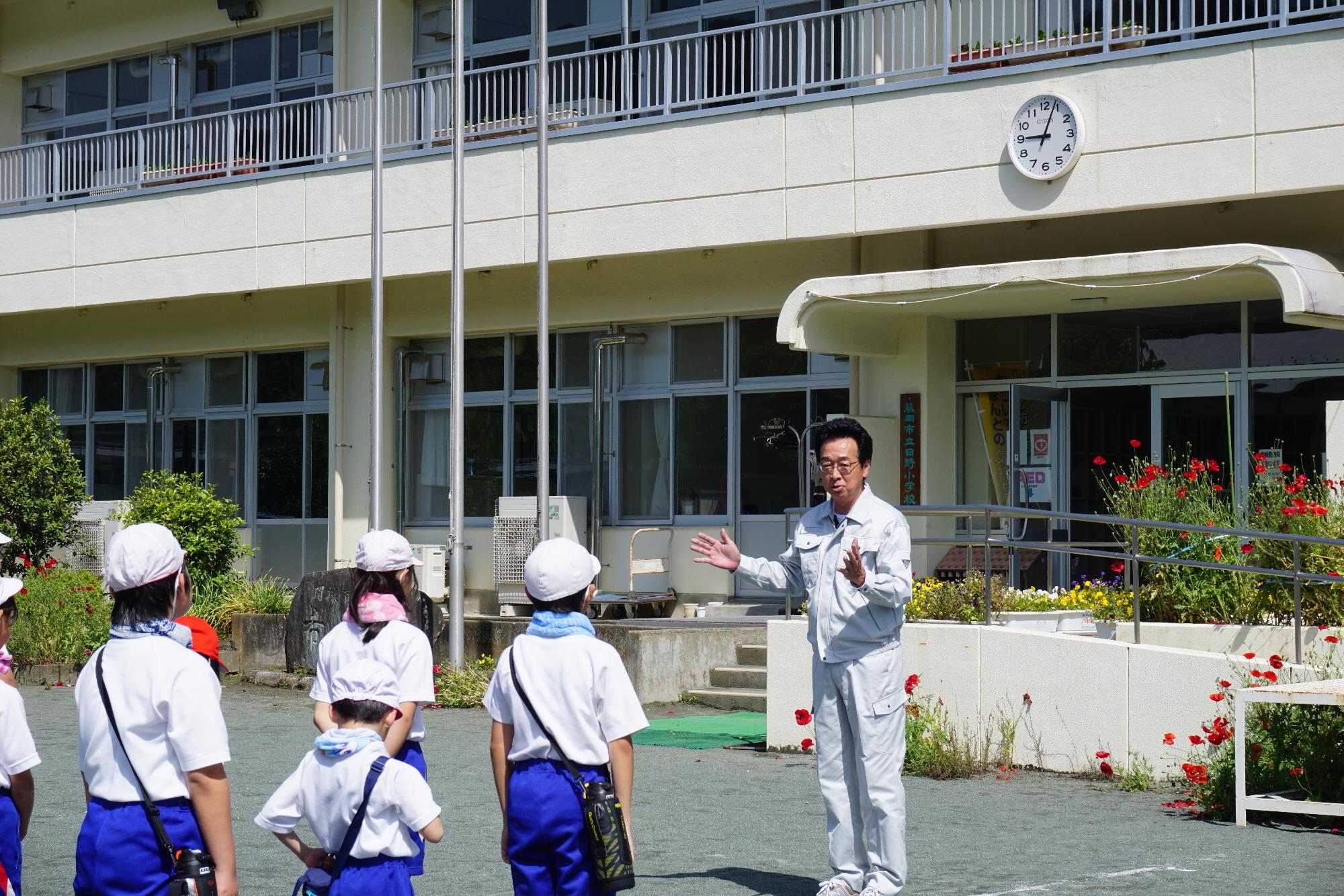 日野小学校生徒を前に挨拶する新井市長