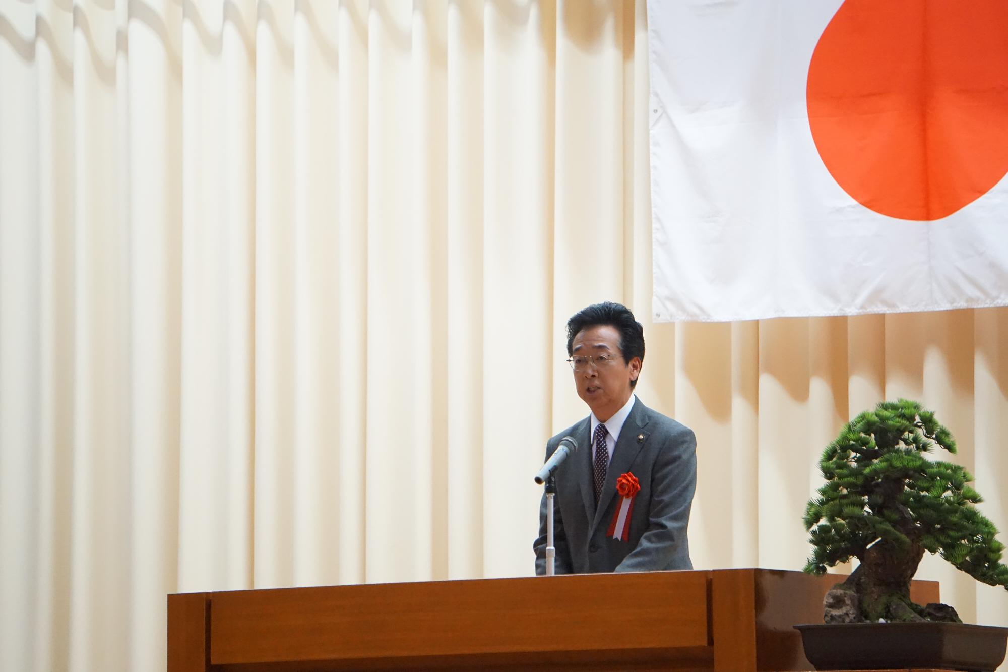 記念式典にて来賓祝辞を述べる新井市長