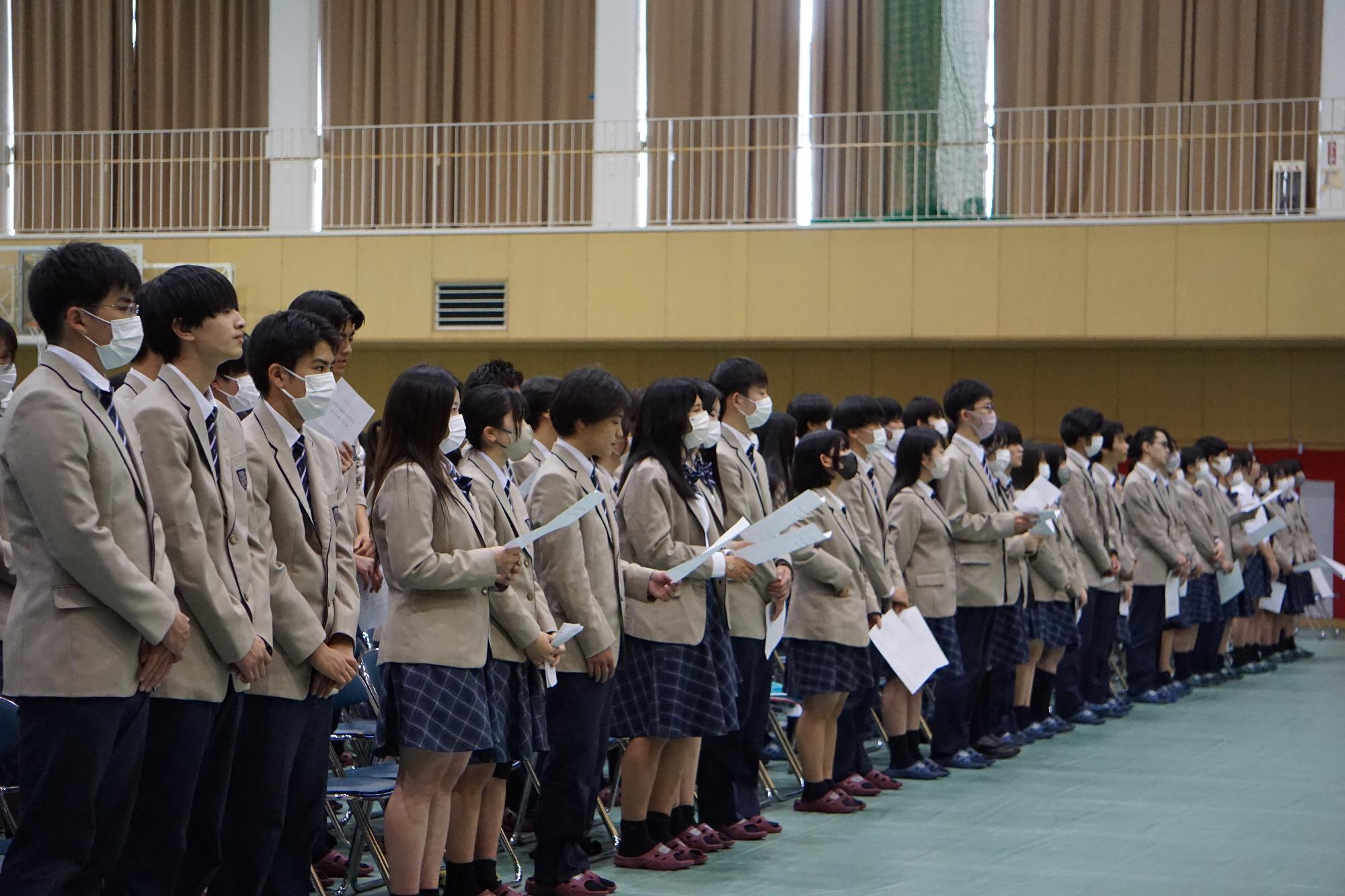 記念式典に参列する藤岡中央高等学校の生徒一同