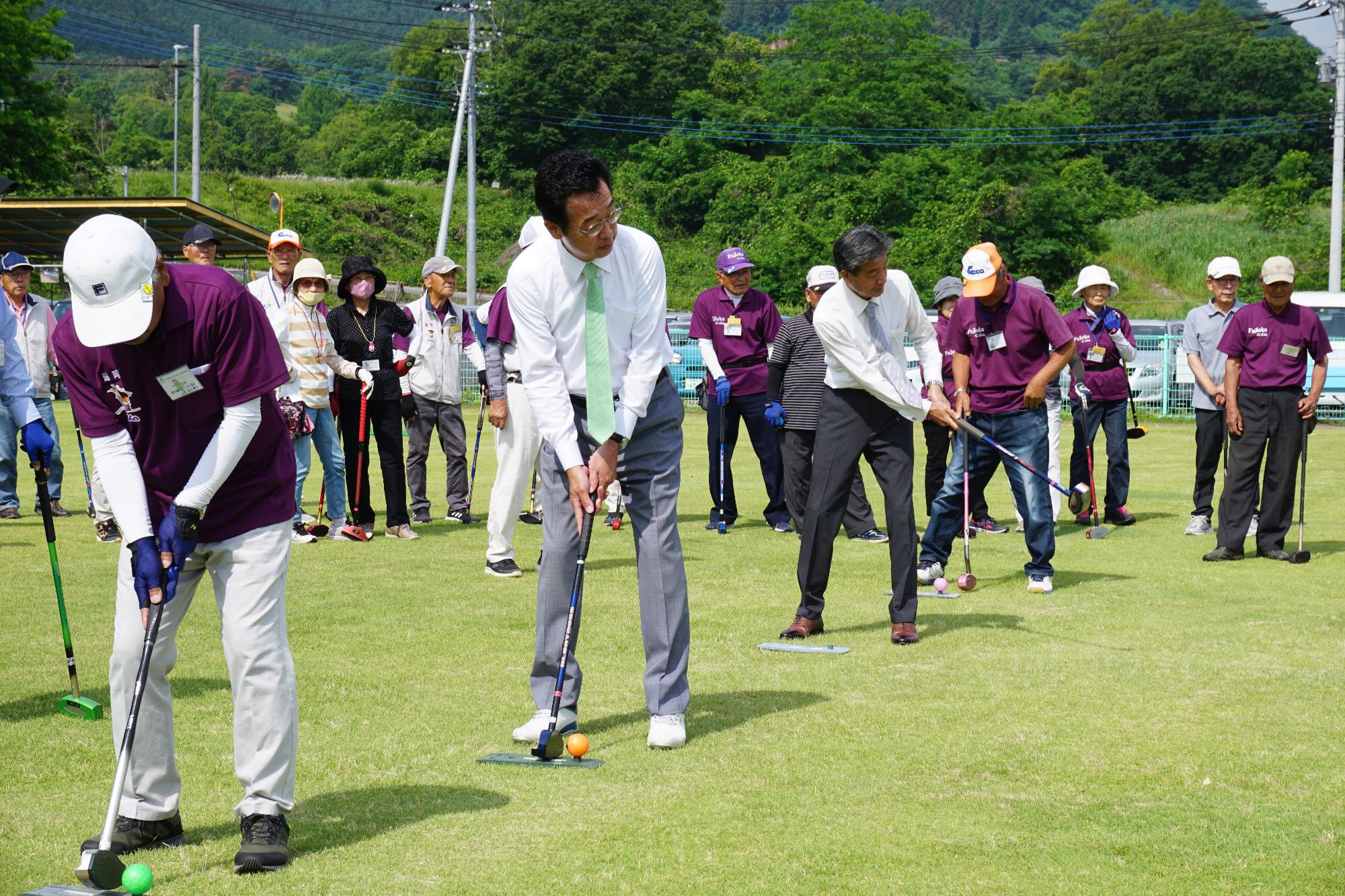 試打を行う新井市長と田中教育長