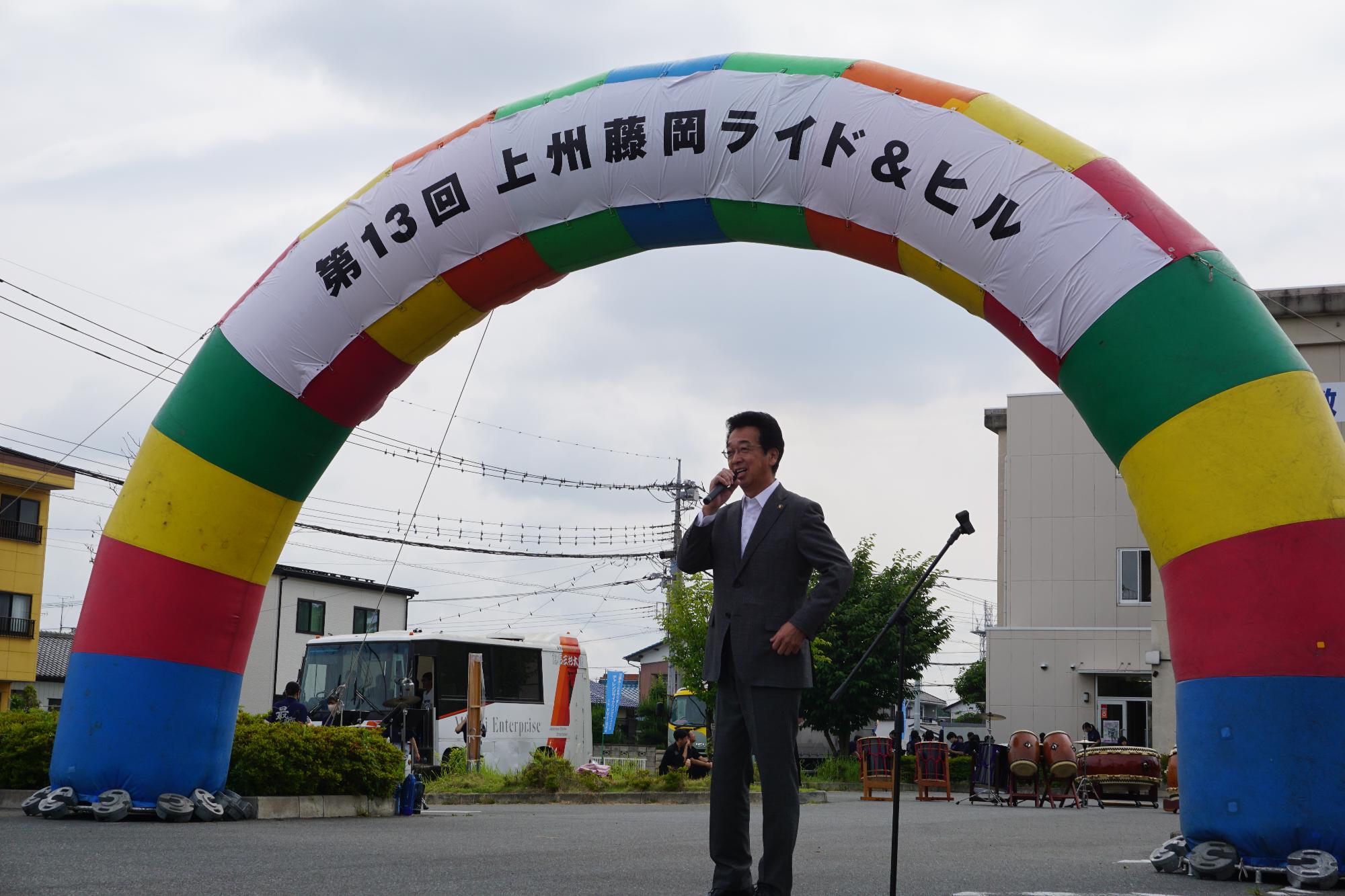 参加者を前に挨拶をする新井市長