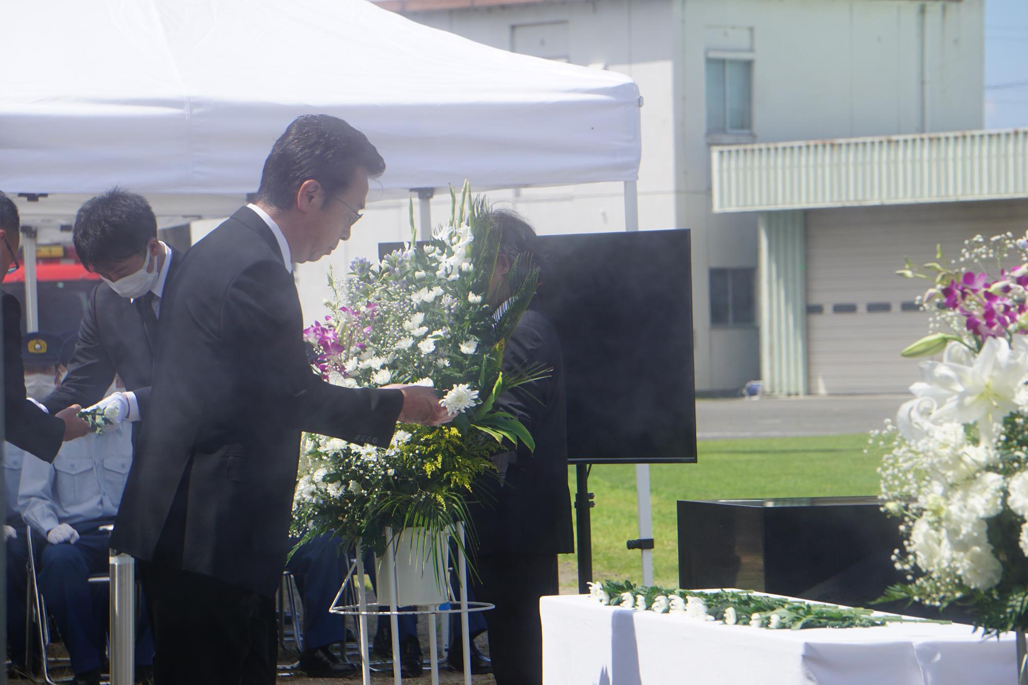 献花を行う新井市長