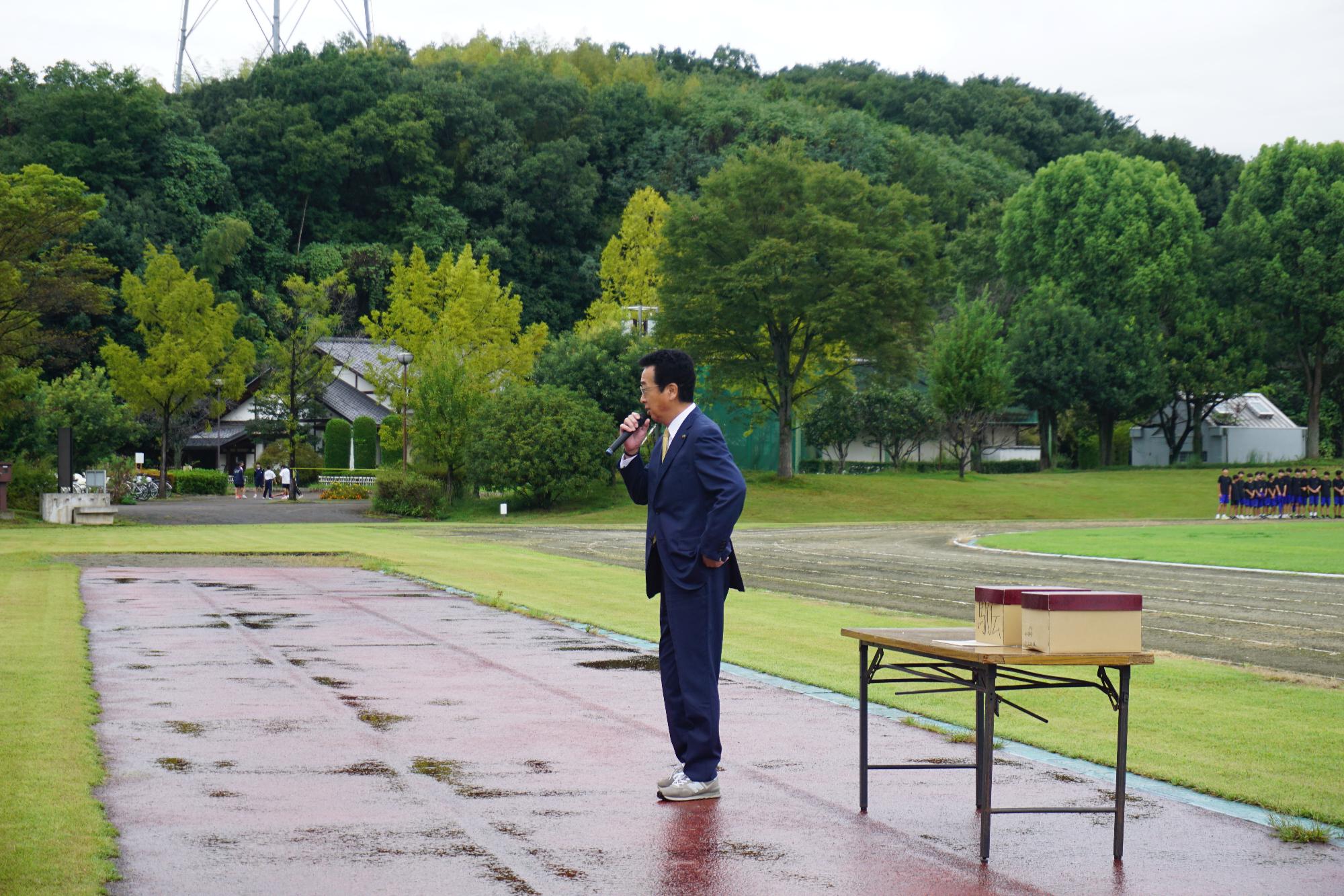 駅伝競走大会開会式で挨拶する新井市長