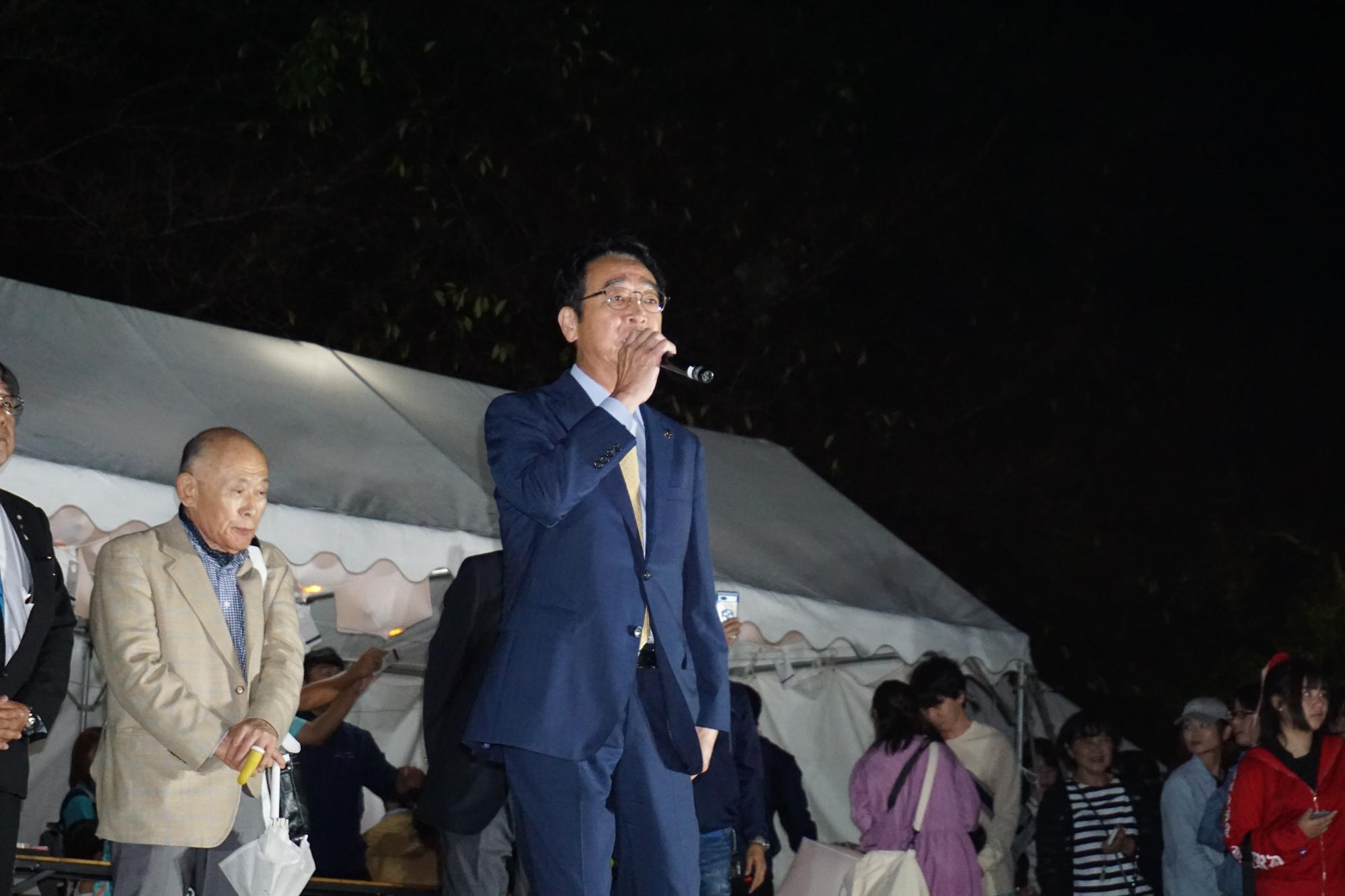 オープニングセレモニーで挨拶する新井市長