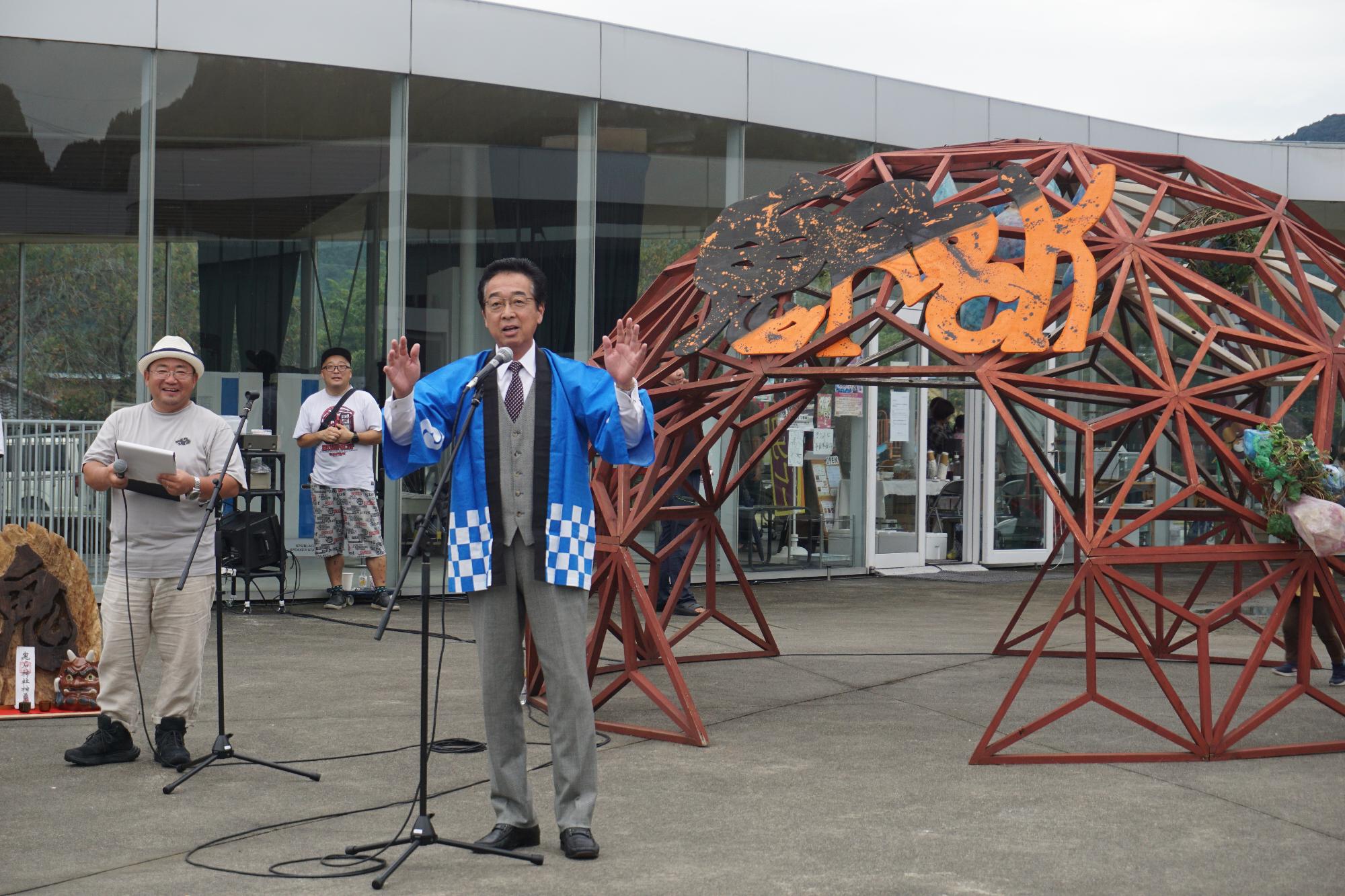 鬼ロックで挨拶をする新井市長