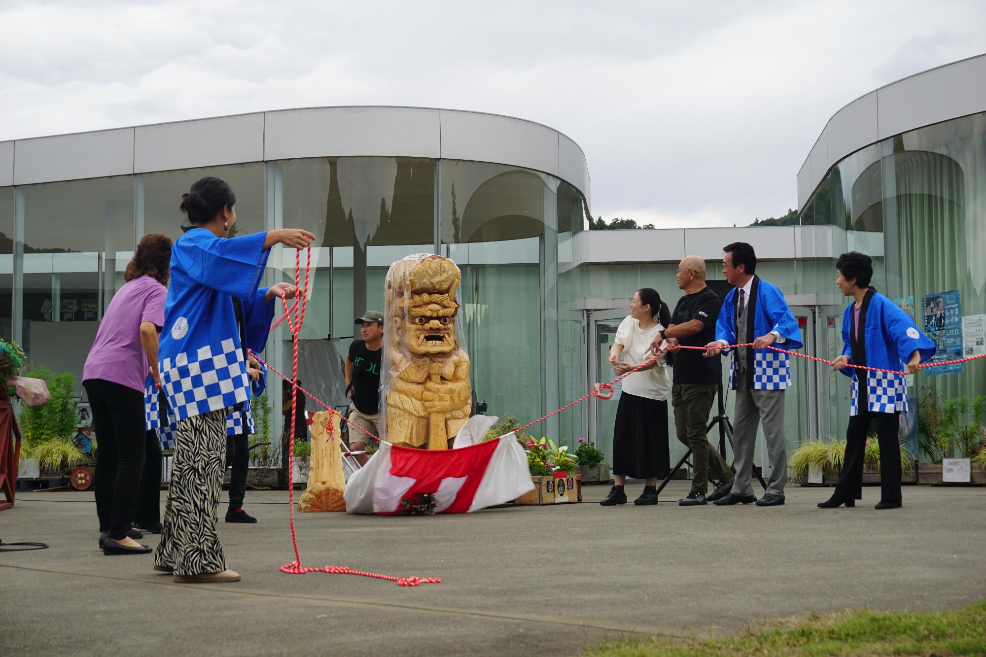 鬼の像の除幕式の様子