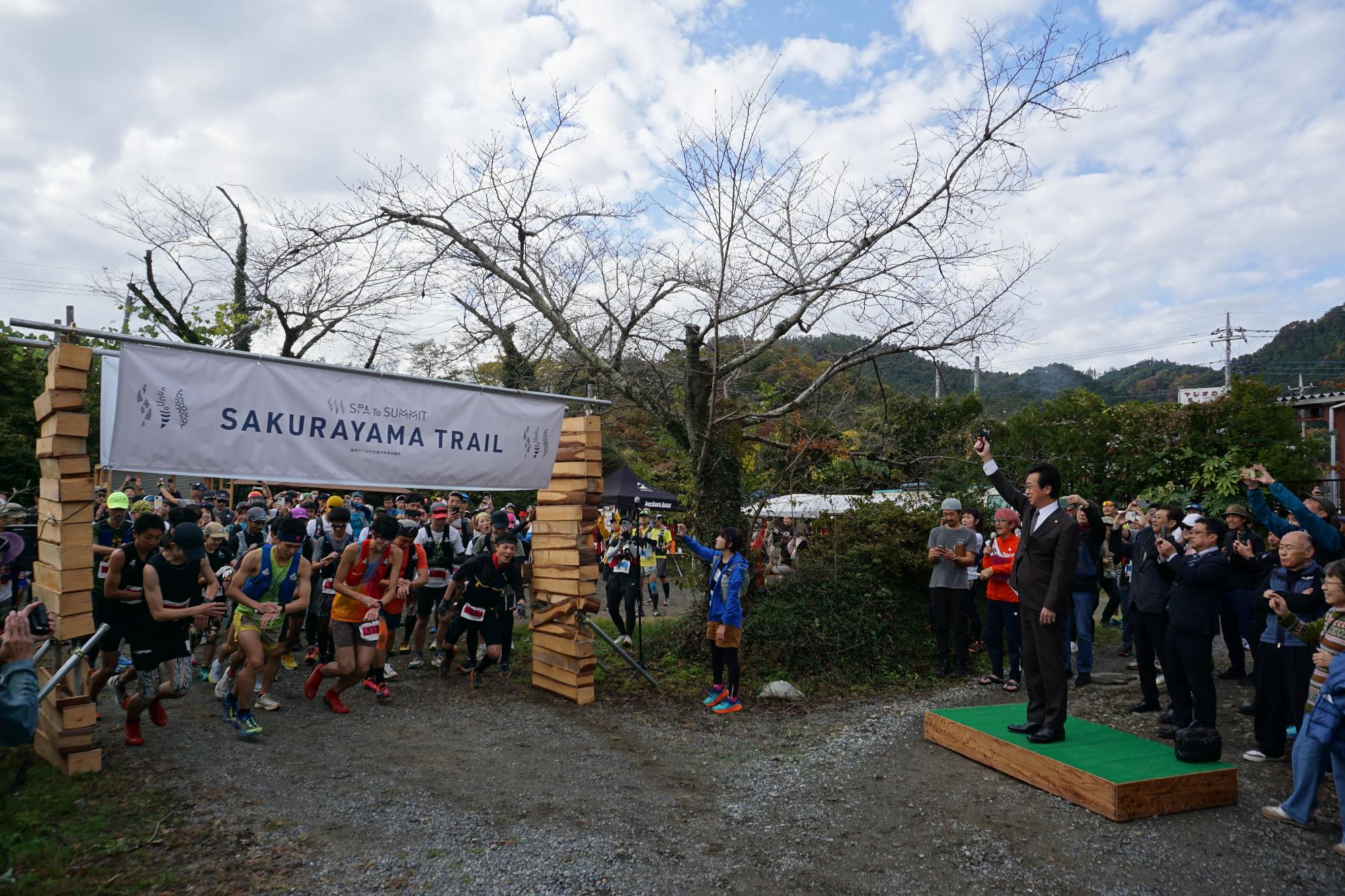 R625kmコースのスターターを行う新井市長