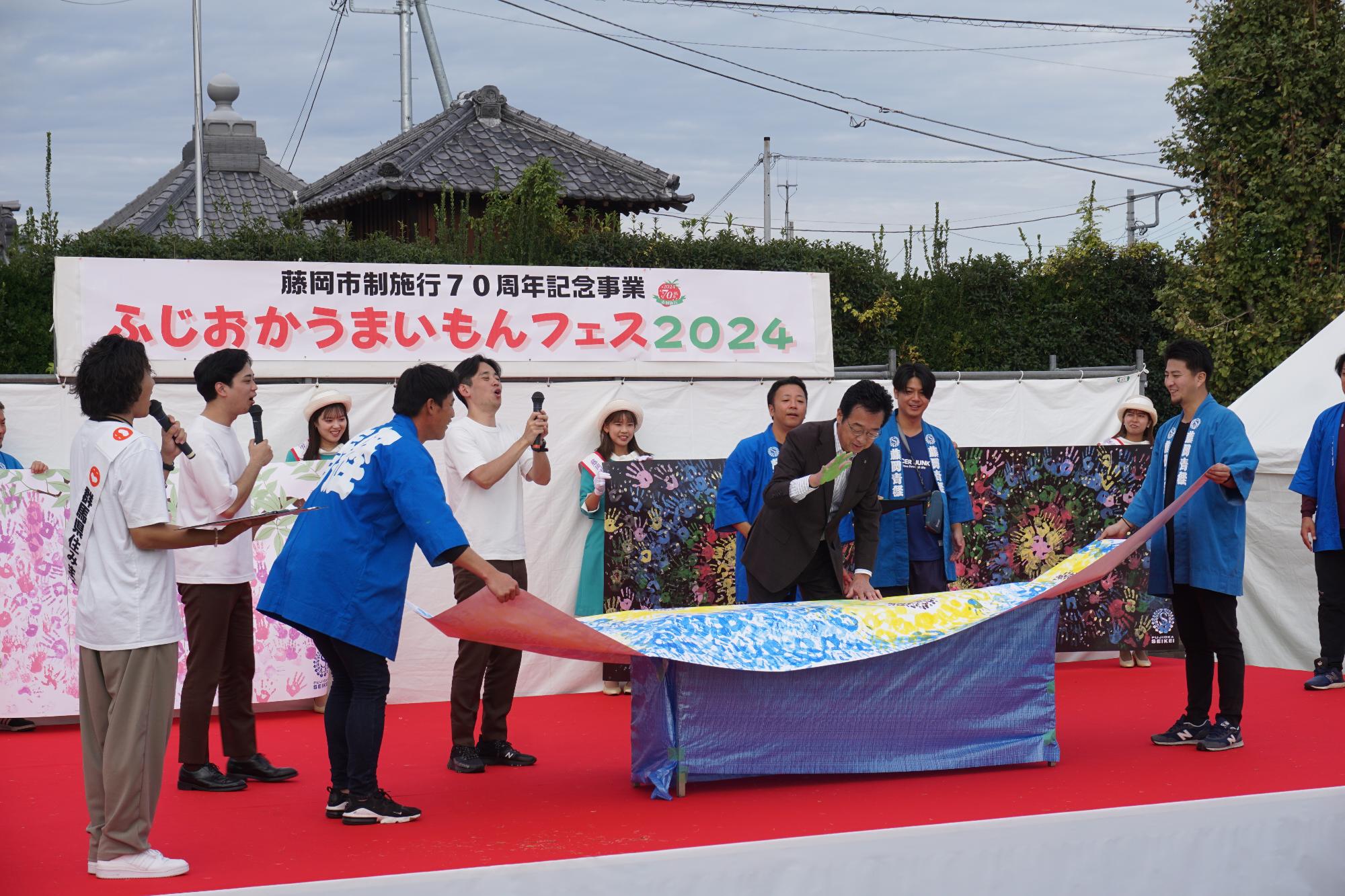 R6手形アートを行う新井市長