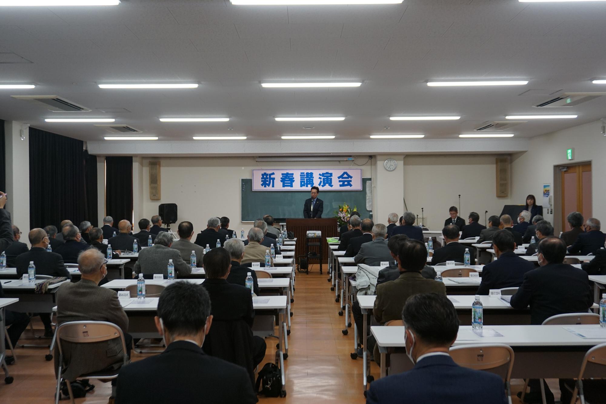 R07新春貢献会で挨拶する新井市長
