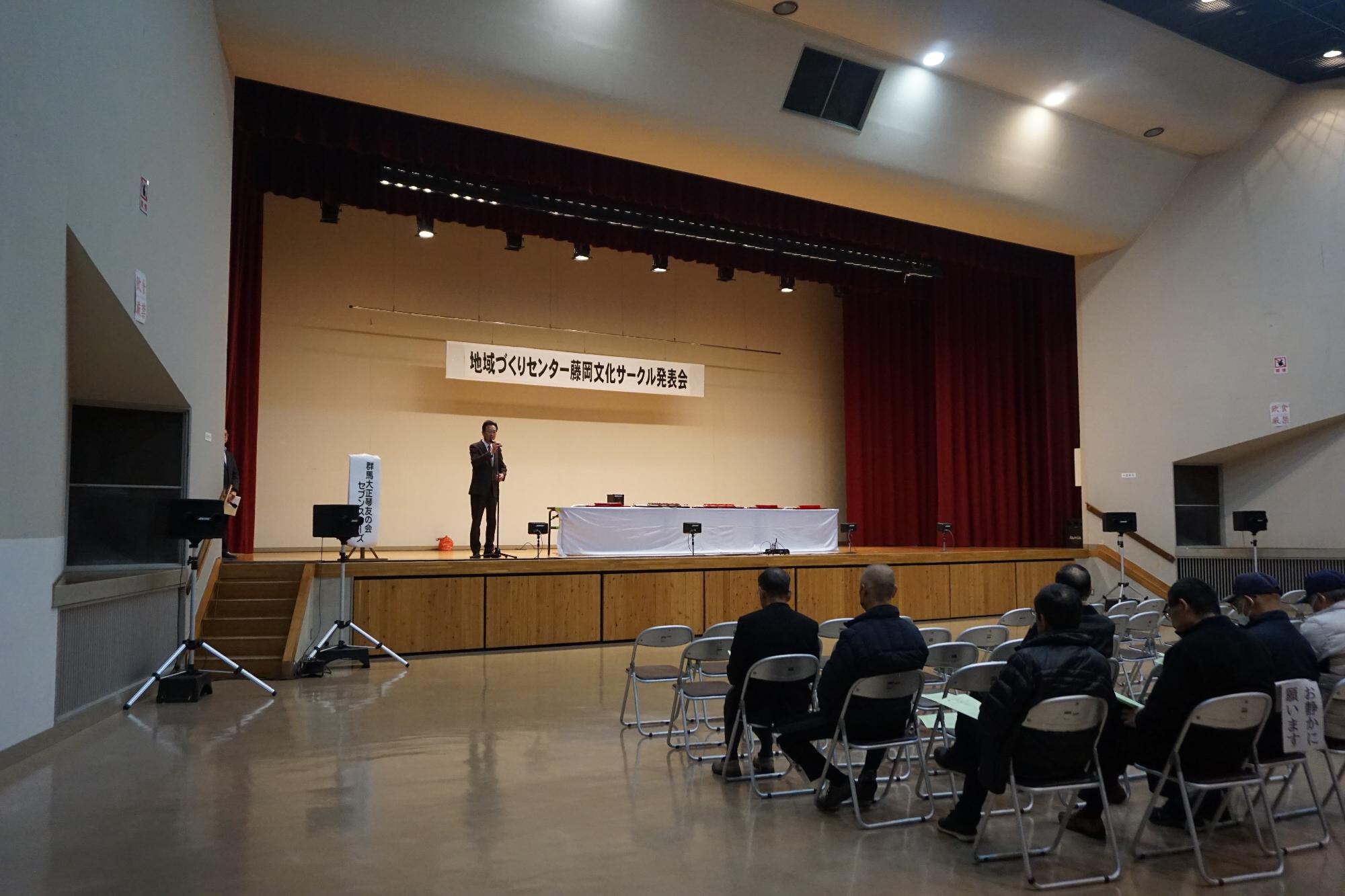 R07文化サークル発表会で挨拶する新井市長