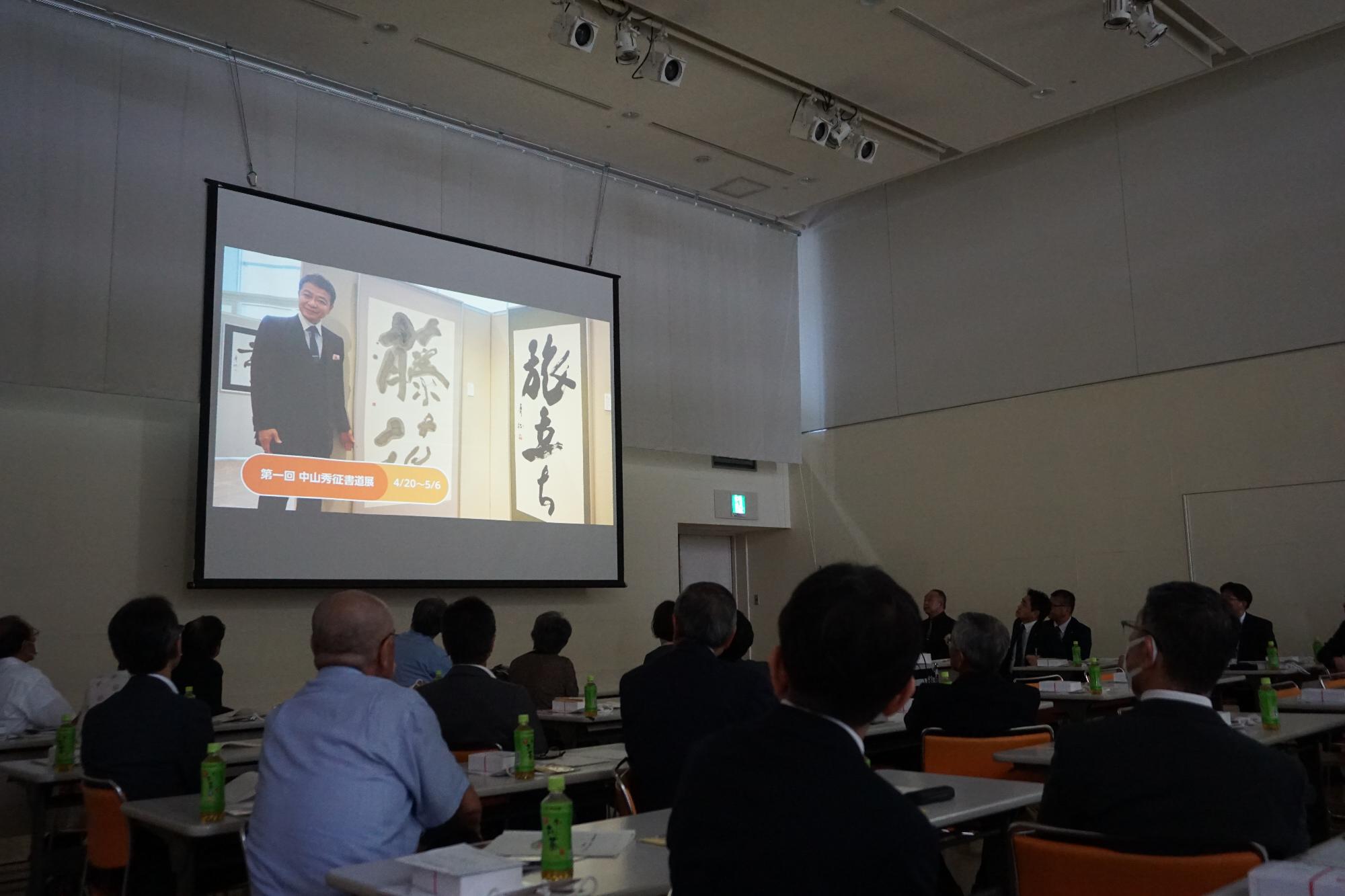 R07実施委員会解散総会で事業報告する様子