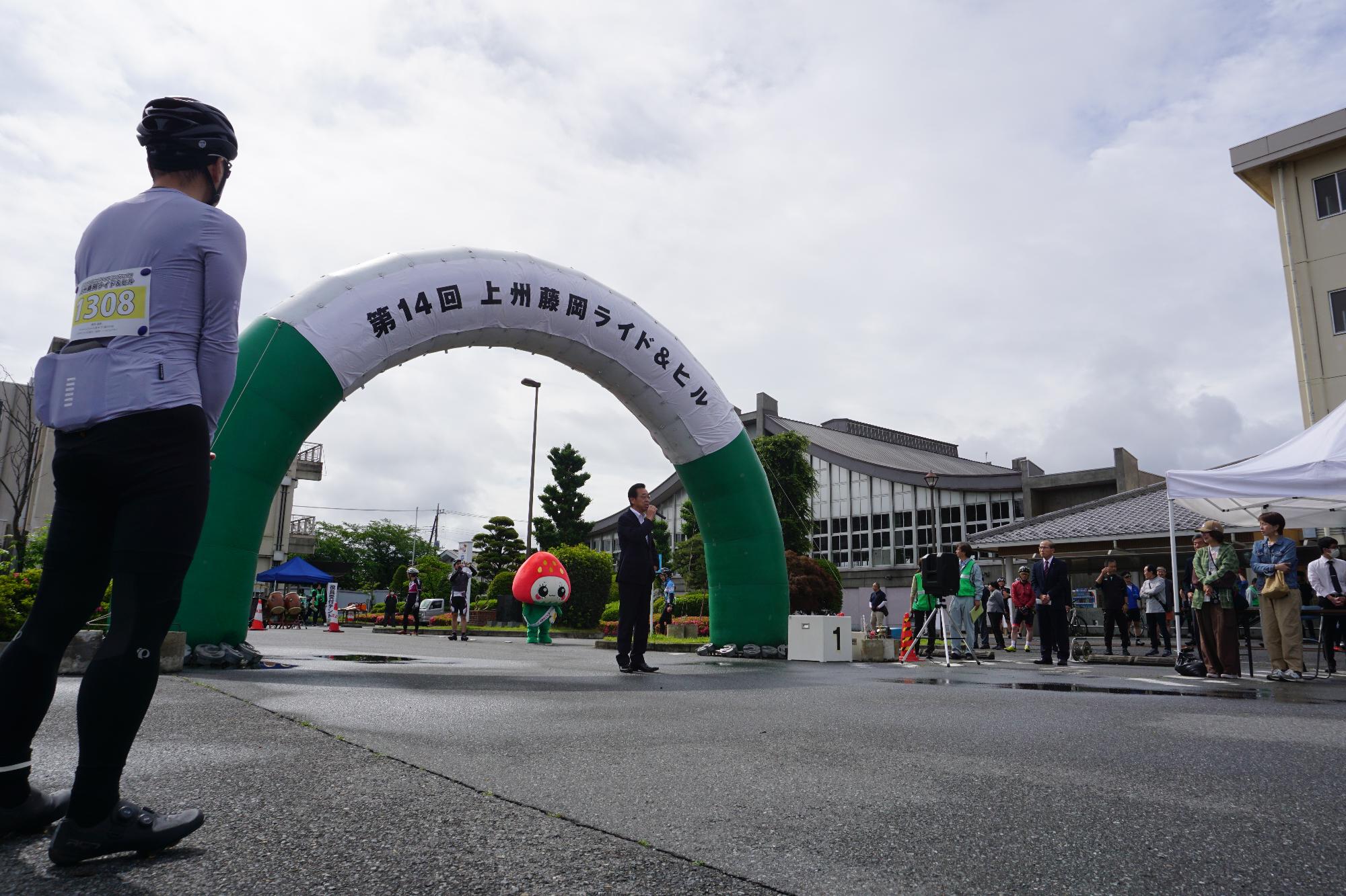 R07チャレンジサイクリングフェスタで挨拶する新井市長