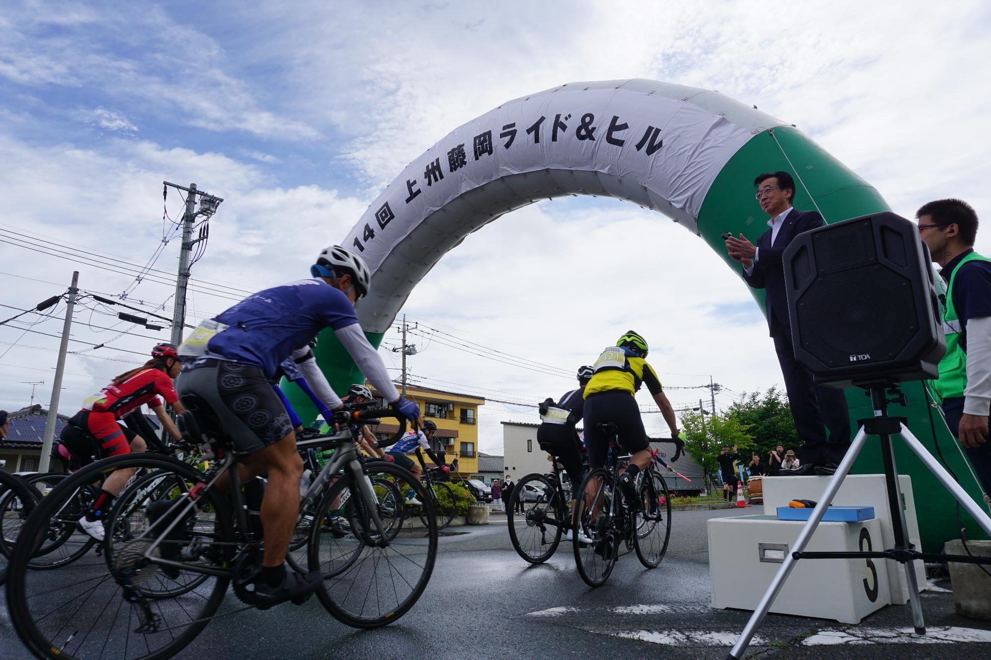 R07チャレンジサイクリングフェスタでスターターを務めた新井市長