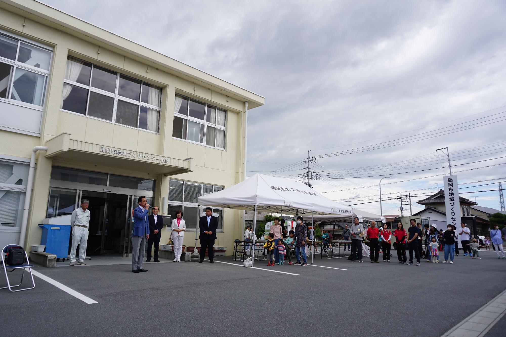 R07小野マルシェで挨拶する新井市長