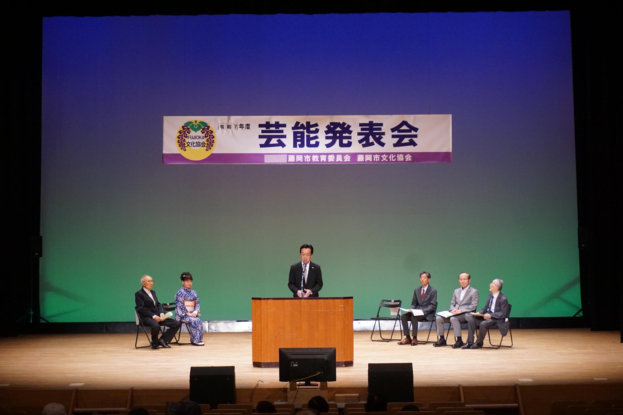 R07文化協会芸能発表会で挨拶する新井市長