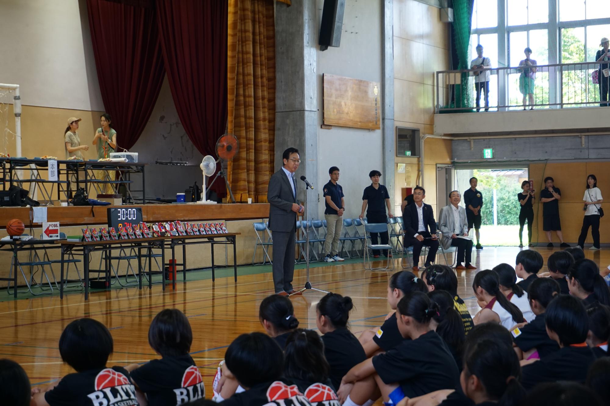 R07ミニバスケットボール大会開会式で挨拶する新井市長