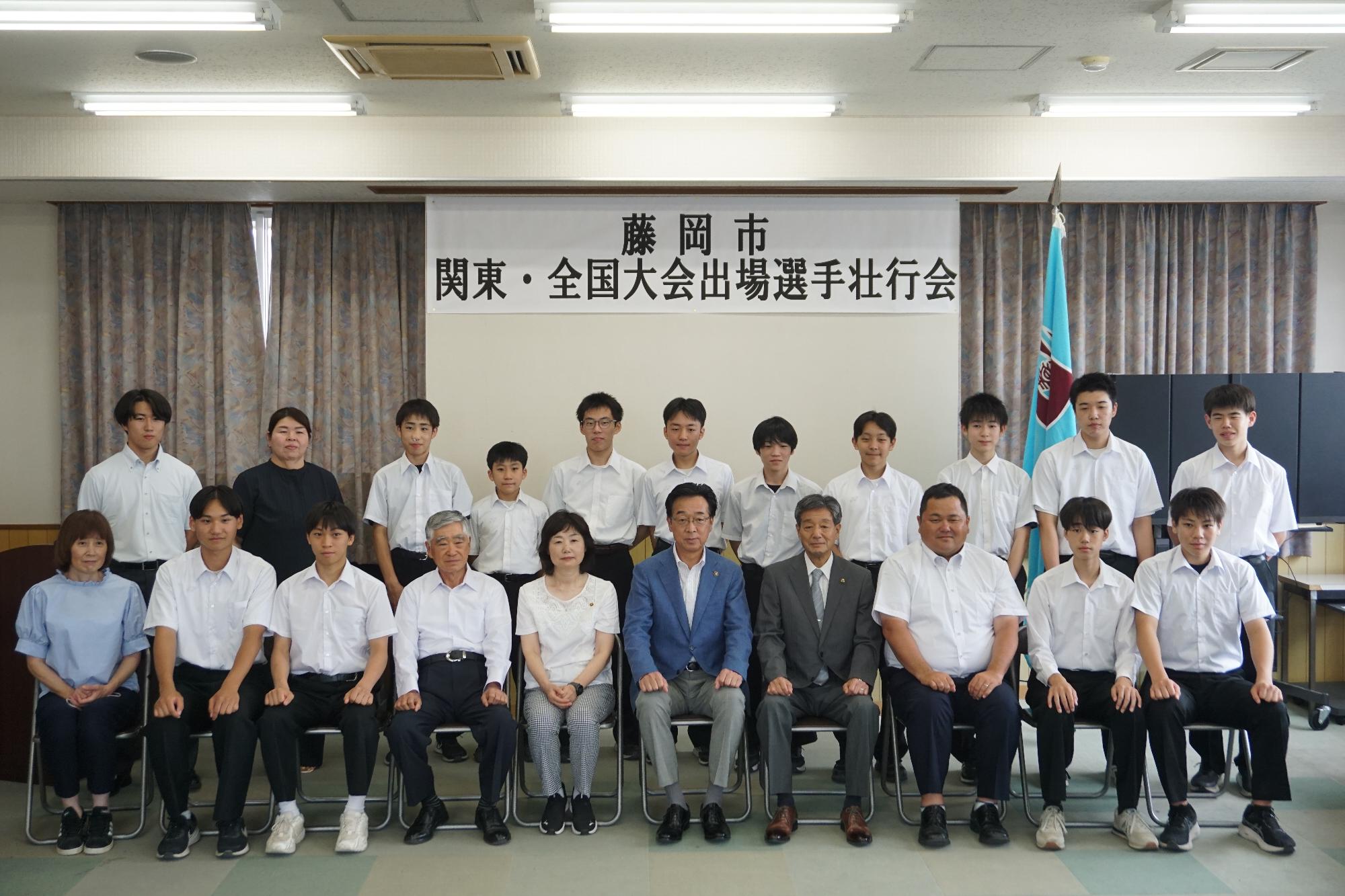 R07関東・全国大会出場選手壮行会での集合写真