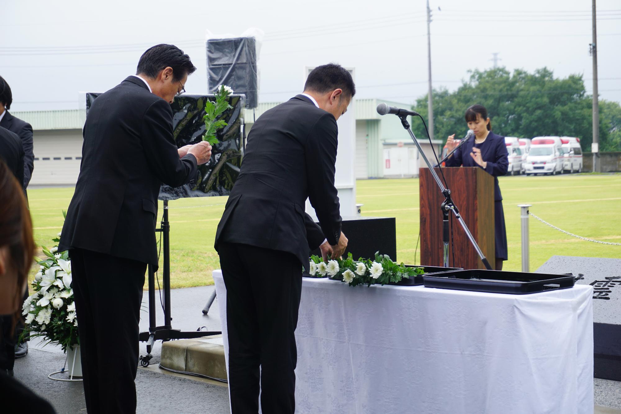 R07県防災ヘリコプター事故殉職者追悼式で献花する新井市長