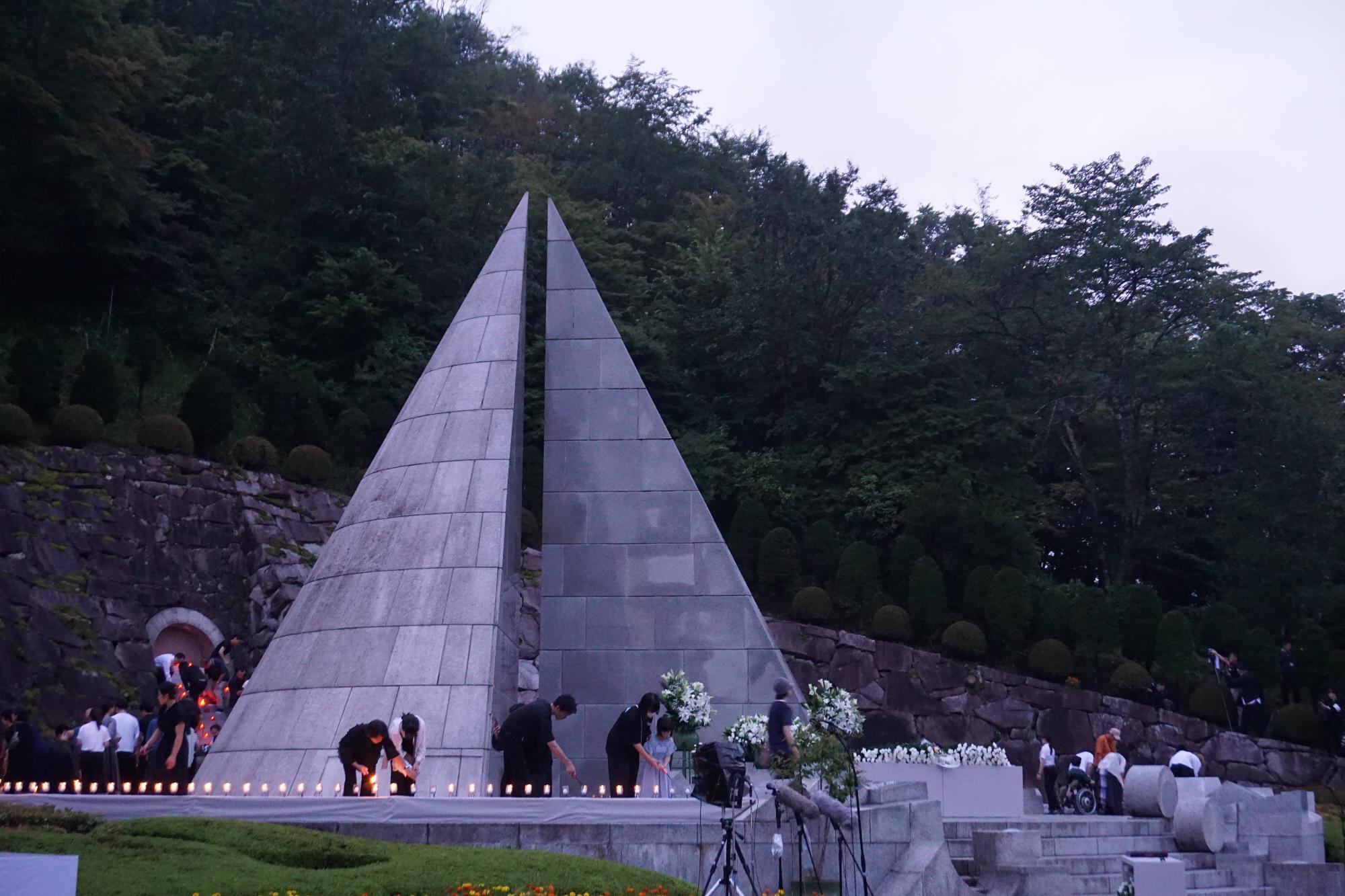 R07ご遭難者追悼慰霊式でのローソク供養の様子