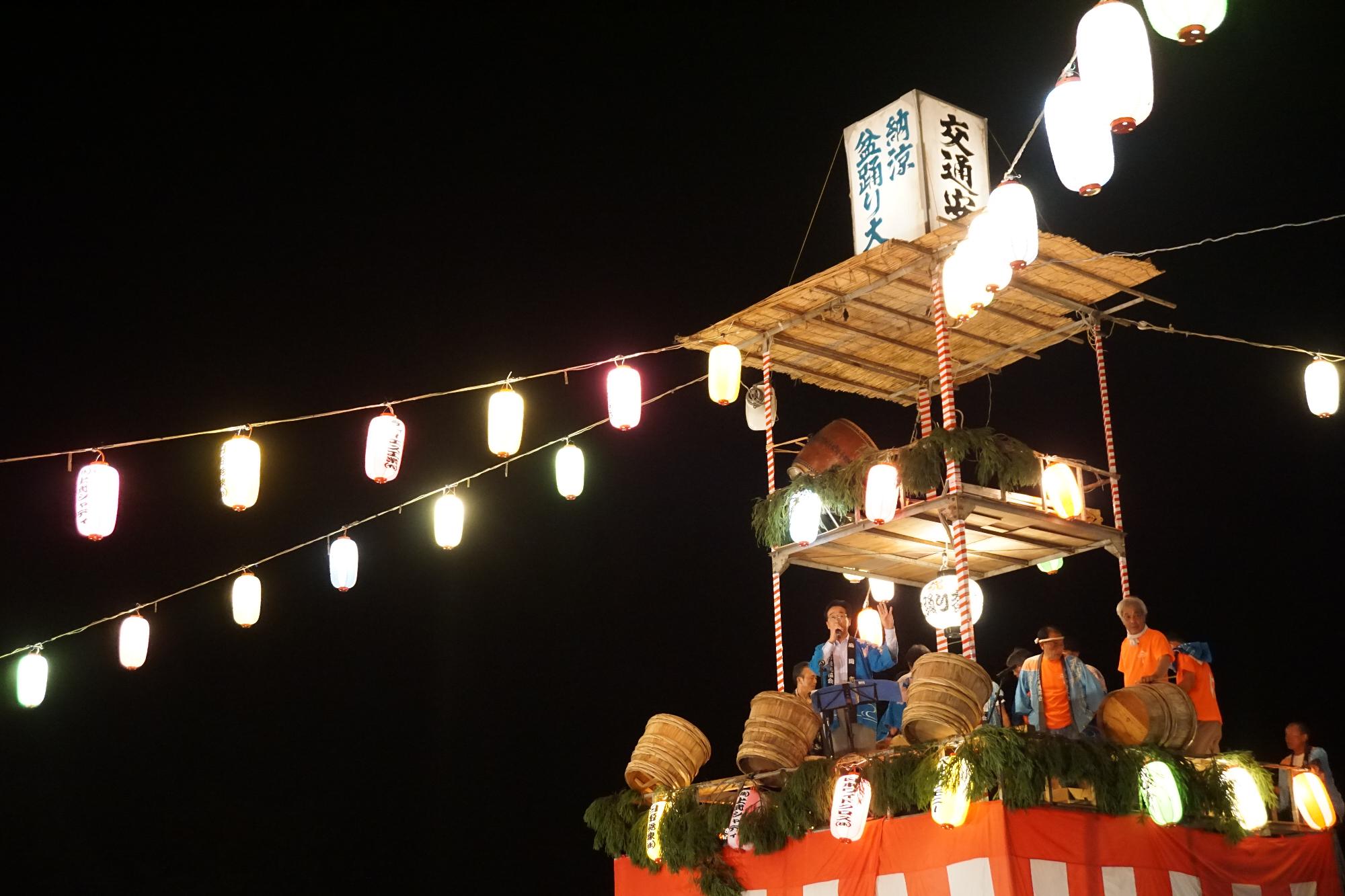 R07盆踊り大会で挨拶する新井市長