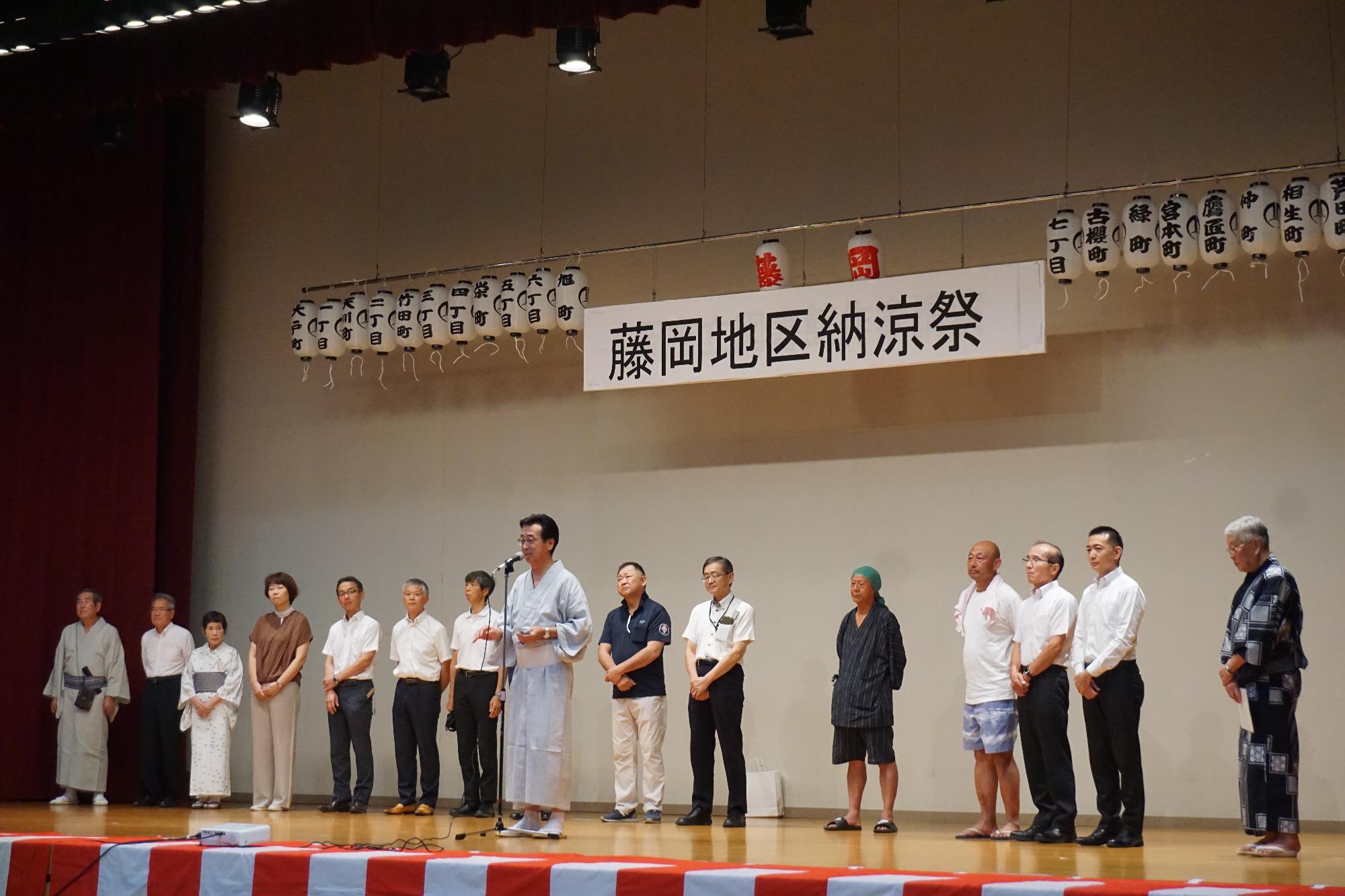 R07藤岡地区納涼祭で挨拶する新井市長