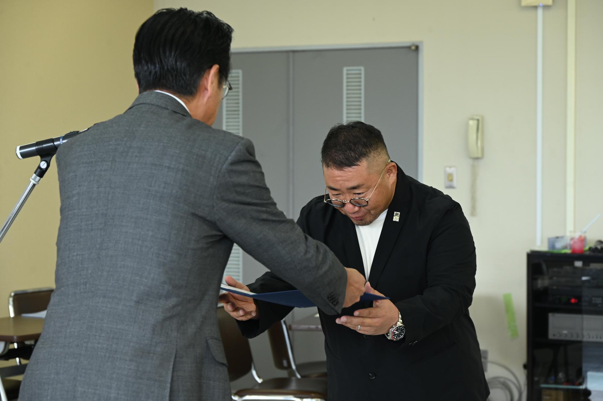R07委嘱状交付式で委嘱状を交付する新井市長