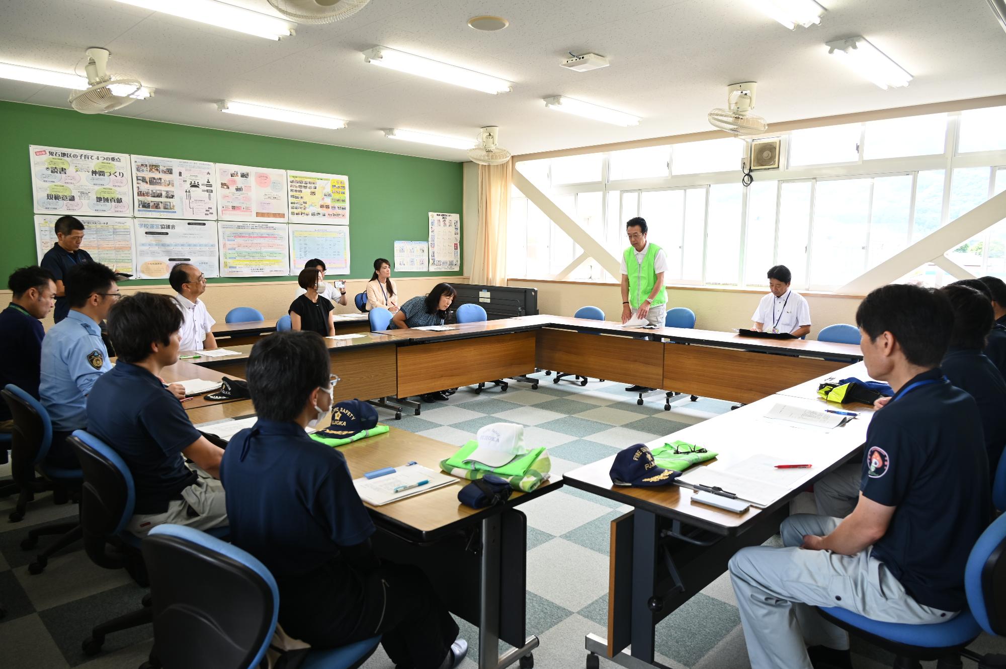 通学路安全点検にあたり挨拶をする新井市長