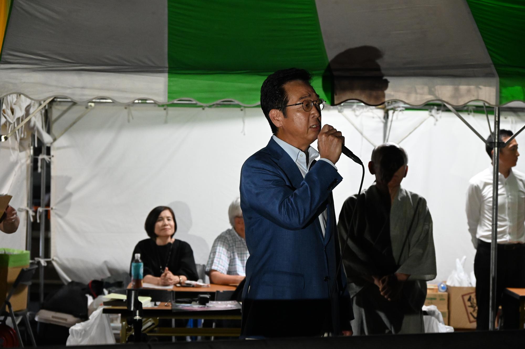 来場者の皆様へ挨拶する新井市長