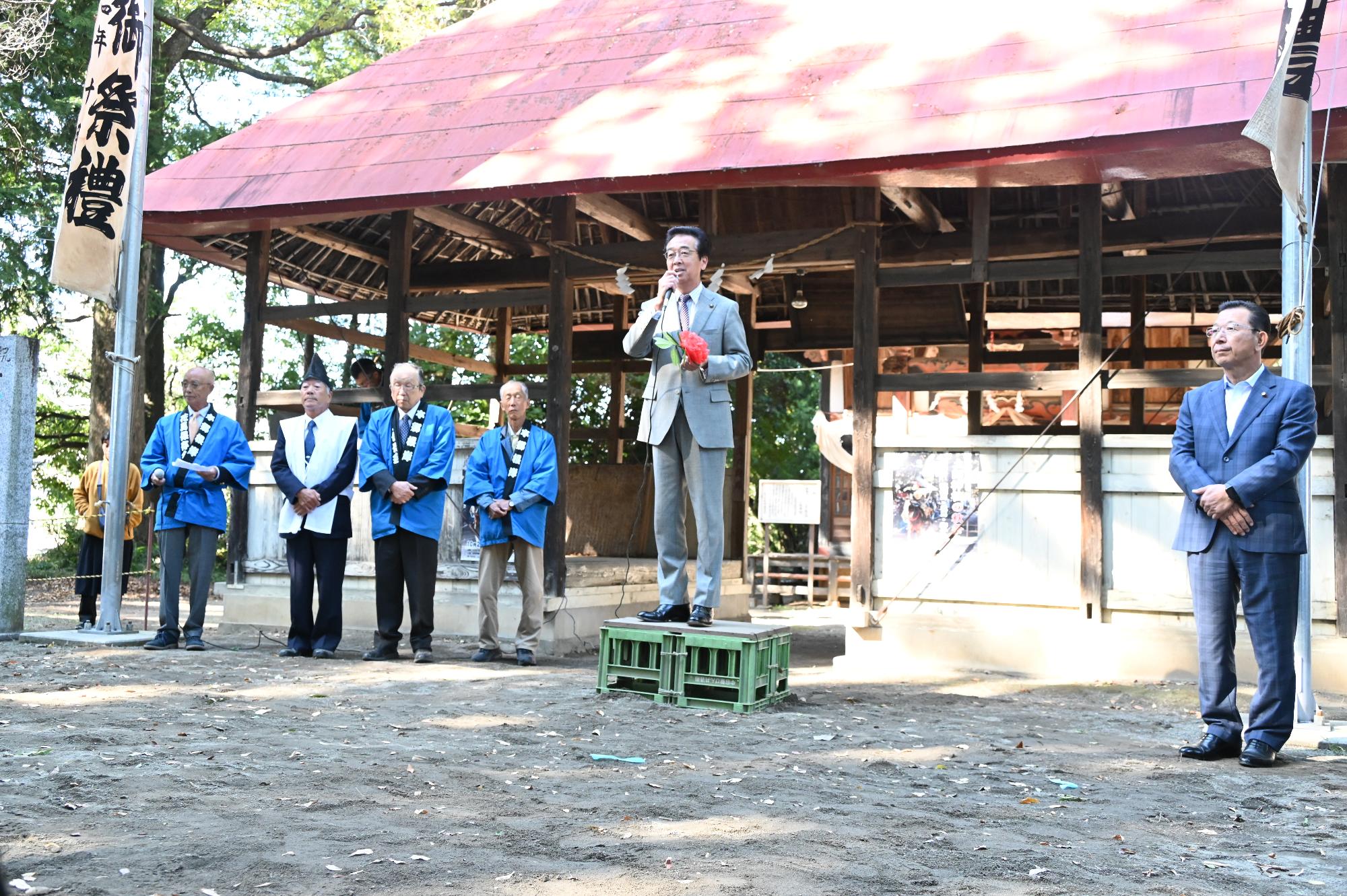 土市神社秋祭りで挨拶する新井市長