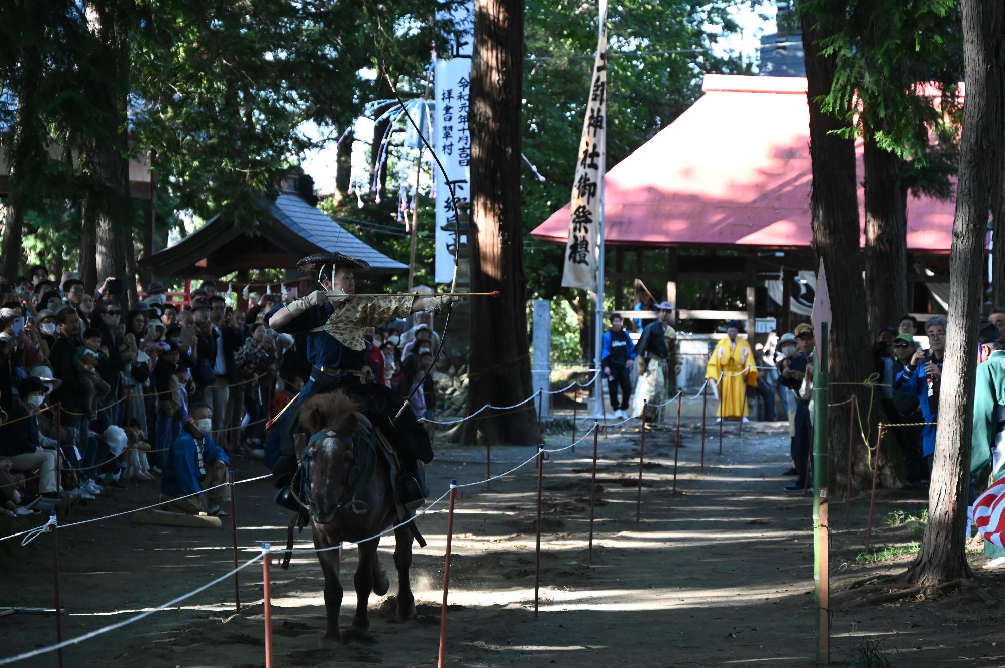 秋祭りの流鏑馬の様子