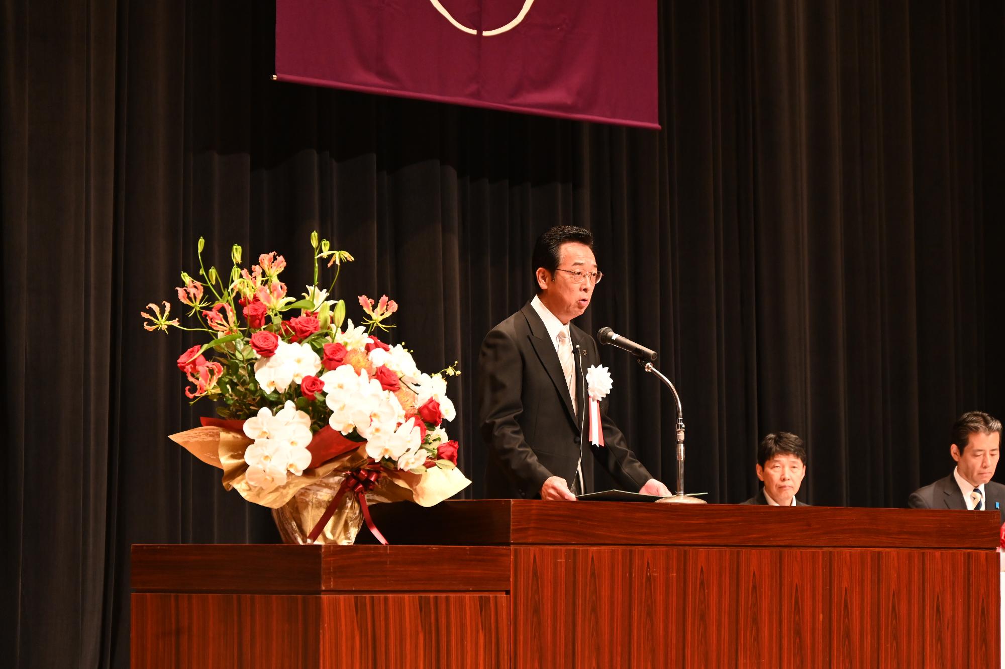R670周年記念式典で式辞を読み上げる新井市長