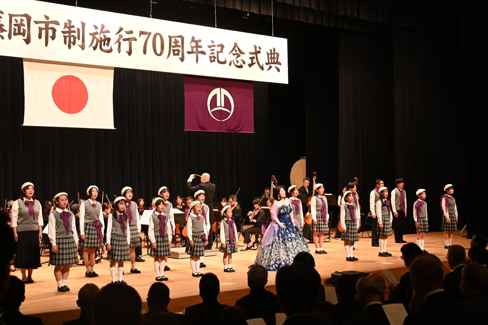 アトラクションにて合唱を行う様子