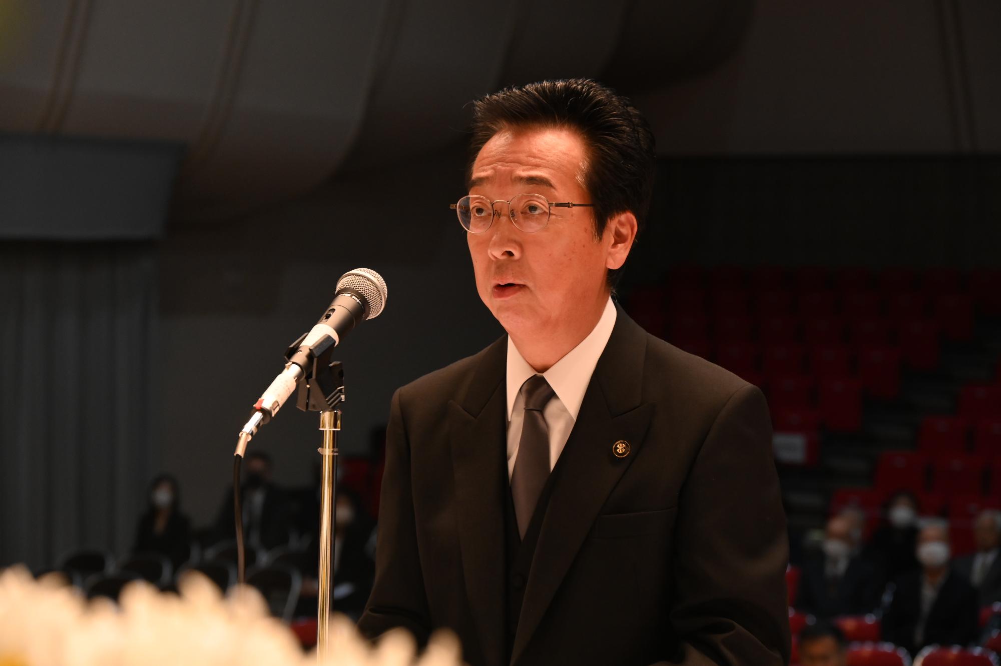 R6戦没者追悼式にて式辞を読み上げる新井市長