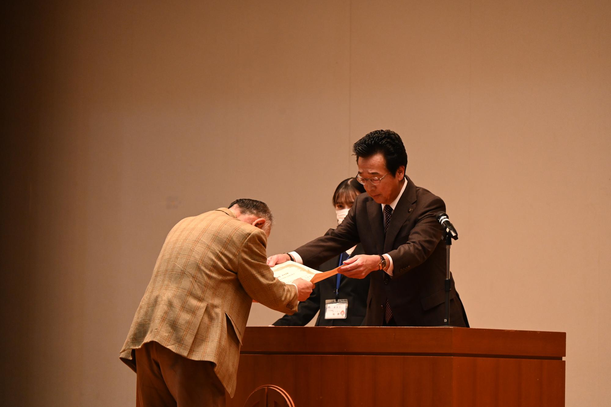 R6顕彰による表彰を行う新井市長