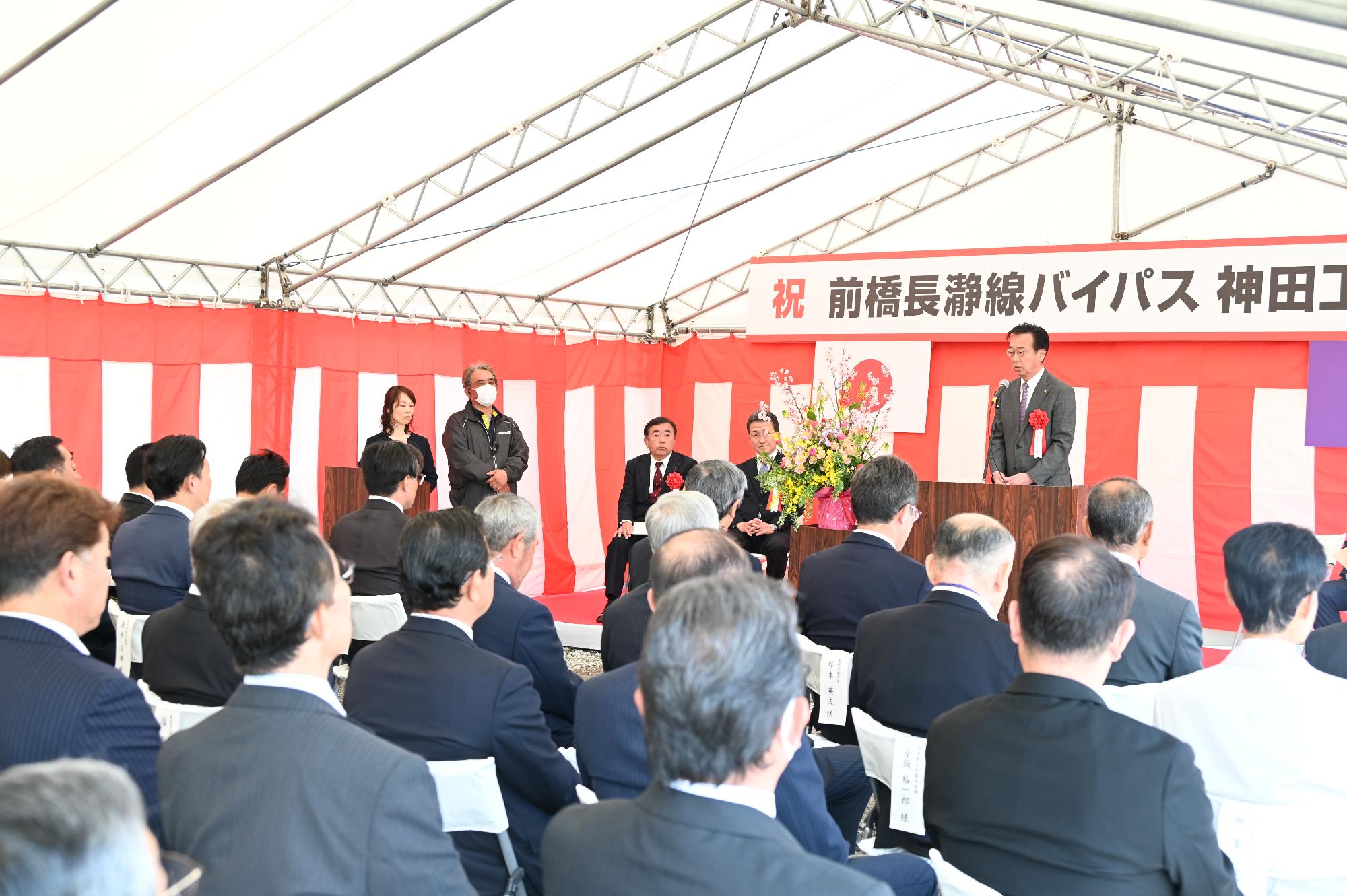 R07開通式で祝辞を述べる新井市長