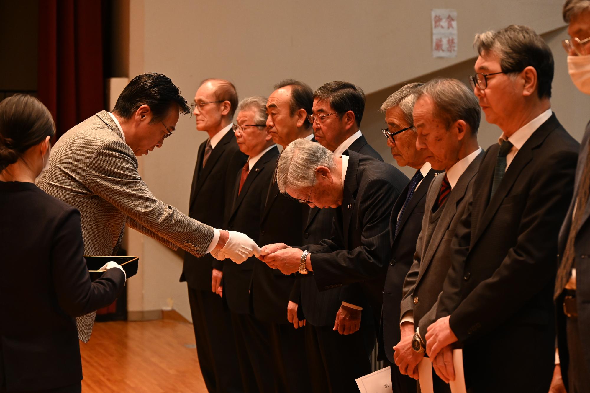 R07区長委嘱状交付式で委嘱状を交付する新井市長
