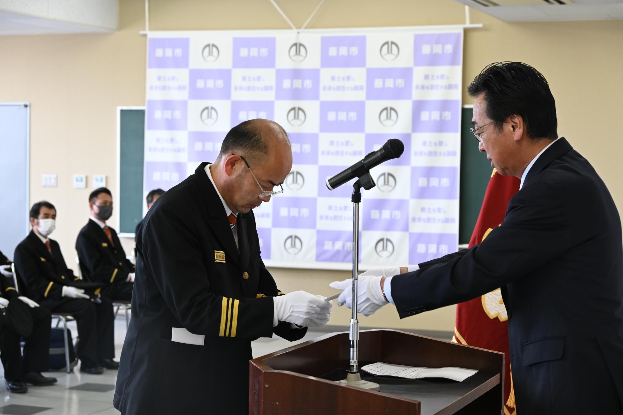 R07中林新団長へ辞令を交付する新井市長