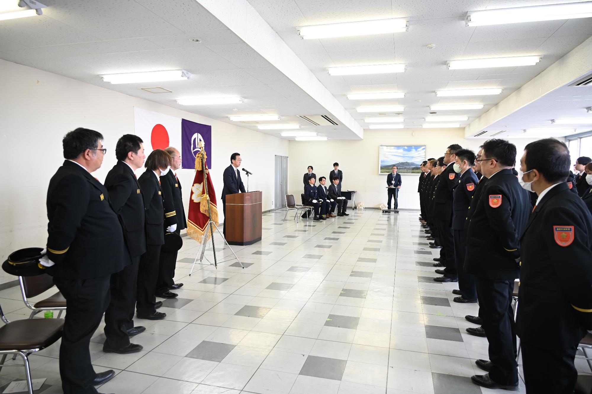 R07消防団辞令交付式で挨拶する新井市長