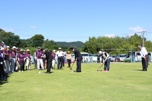 第９回藤岡市長杯グランドゴルフ大会で始球式をする市長