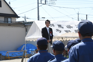 群馬県消防協会多野藤岡支部ポンプ操法競技大会であいさつする市長